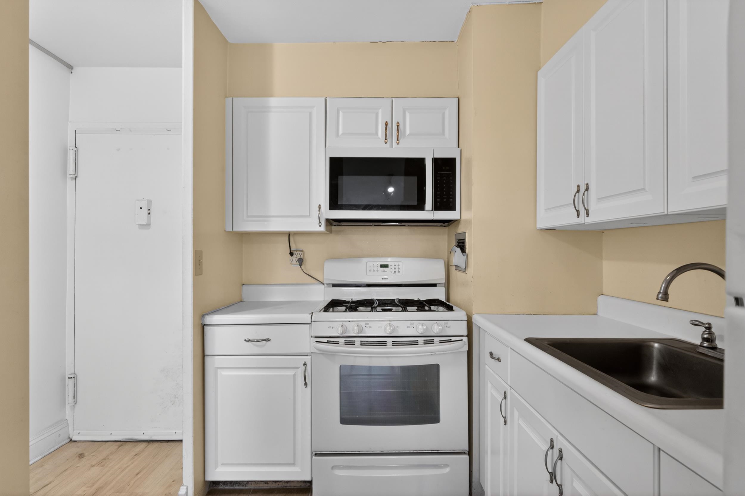 135 Montgomery St 18c Property Photo 13