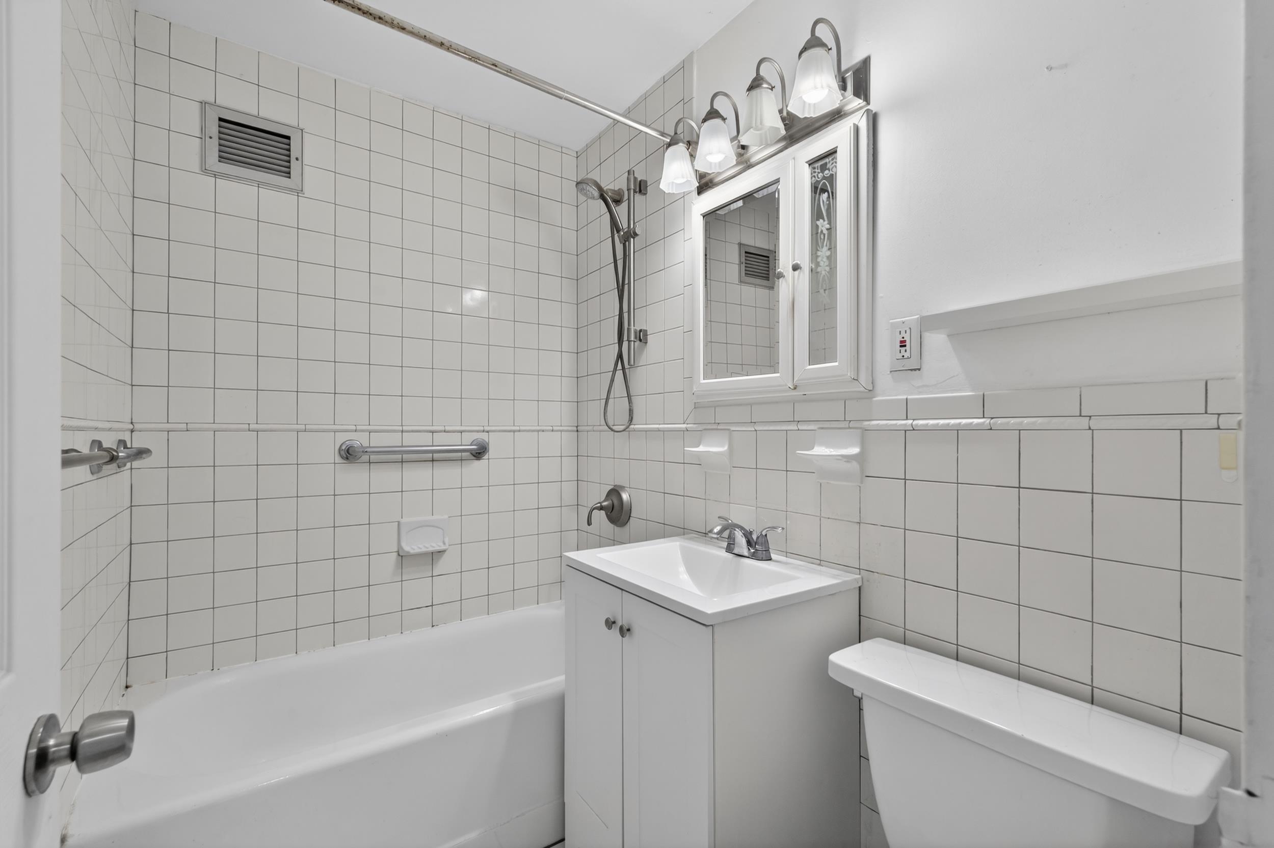 135 Montgomery St 18c Property Photo 14