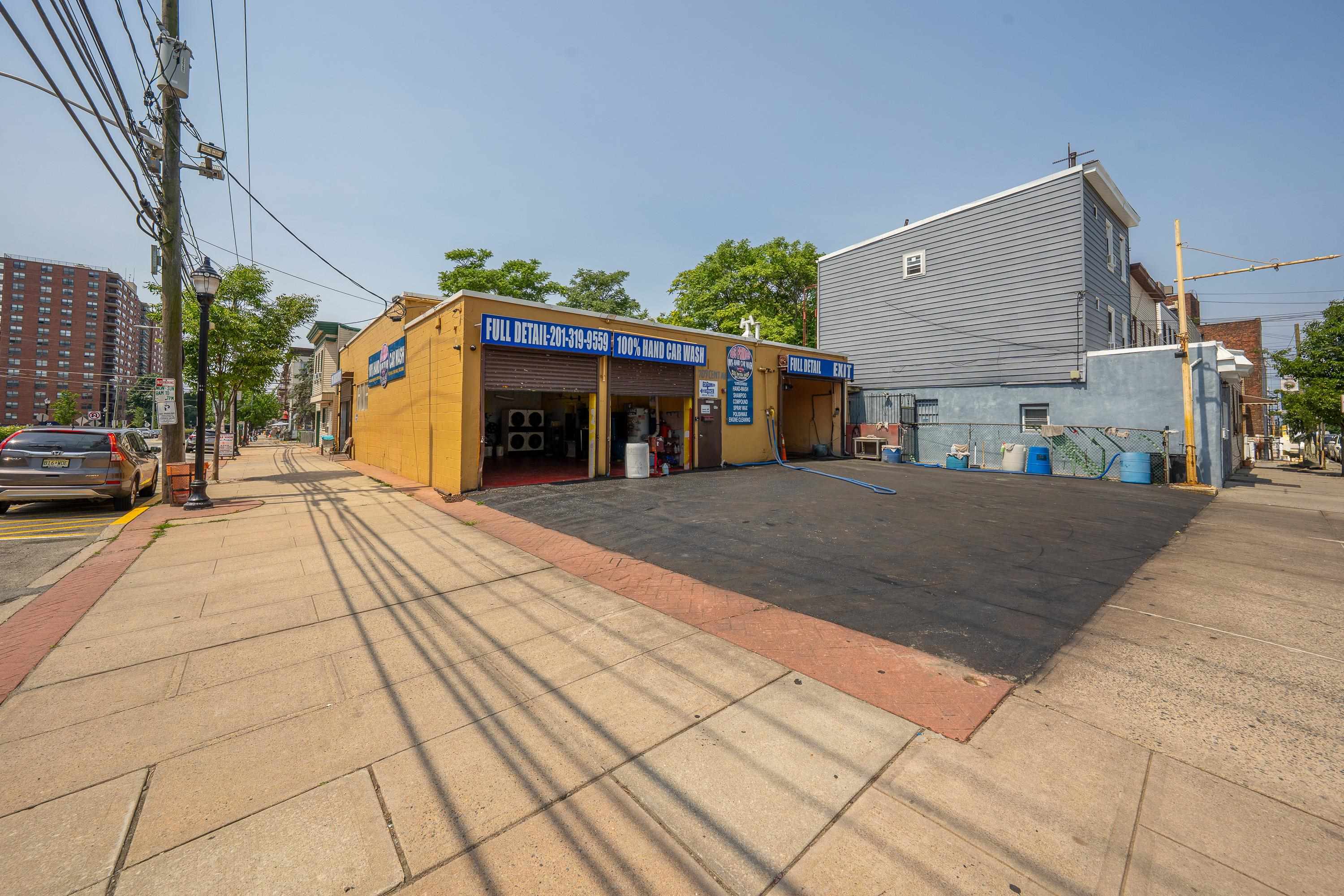 709 Central Ave Property Photo 4