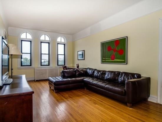 131 Kensington Ave E2 Property Photo 1