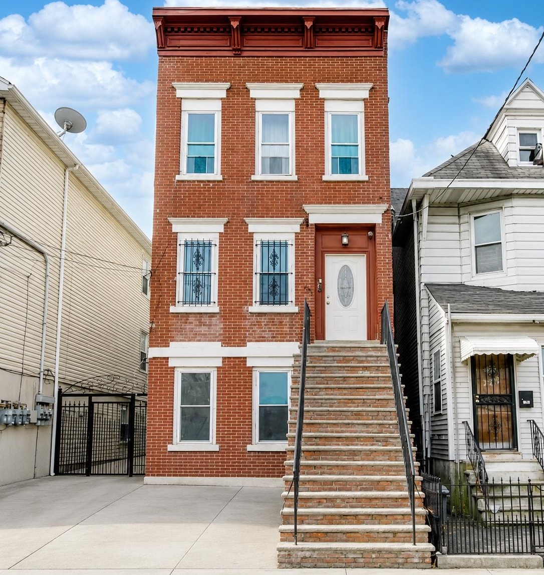 281 FORREST ST Property Photo 1