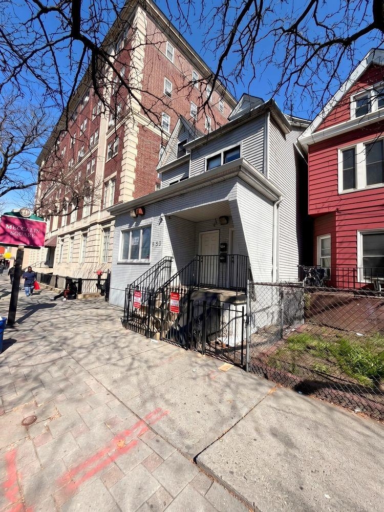 650 Bergen Ave Property Photo 3