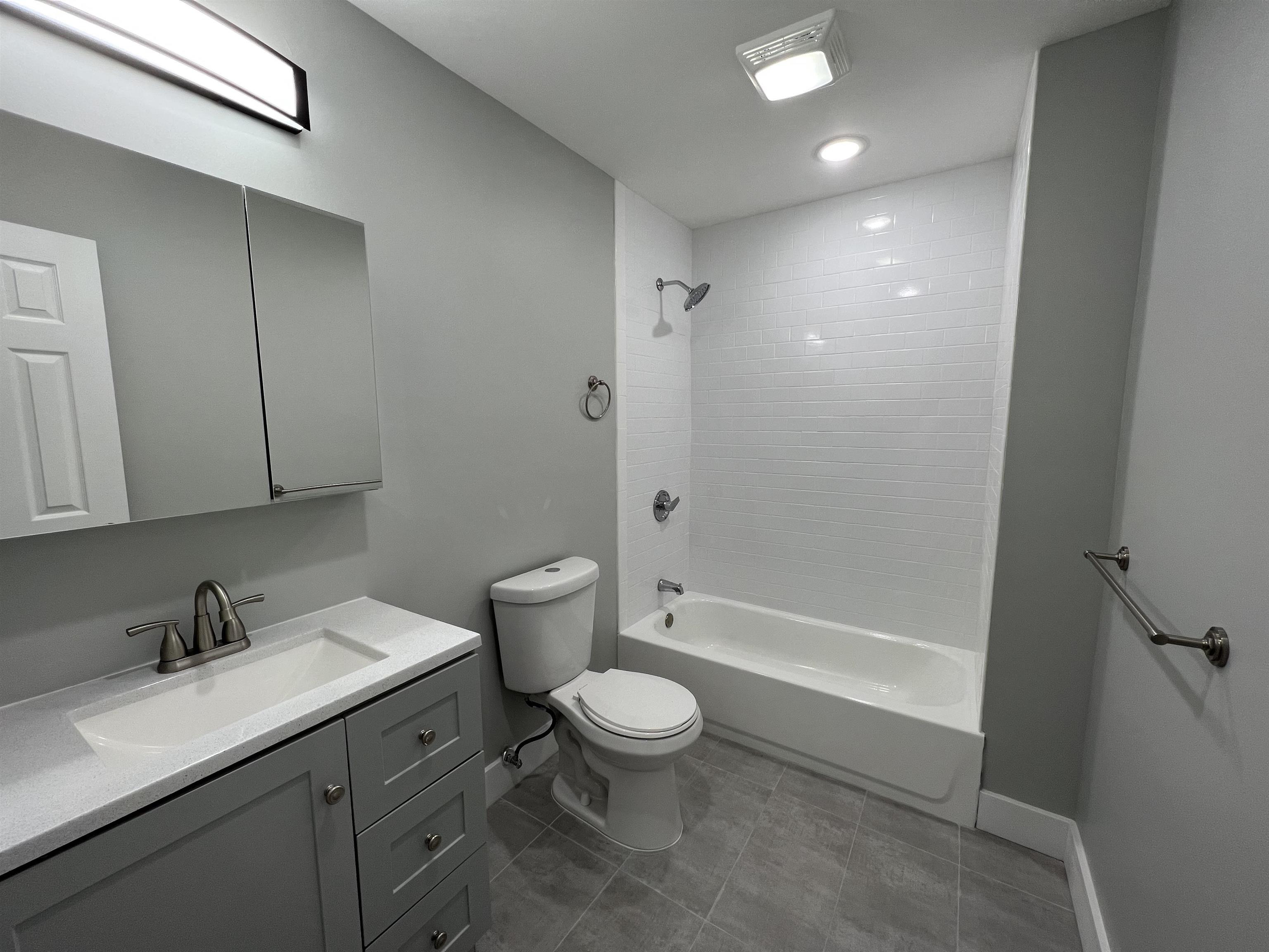 1076 Summit Ave 4 Property Photo 3