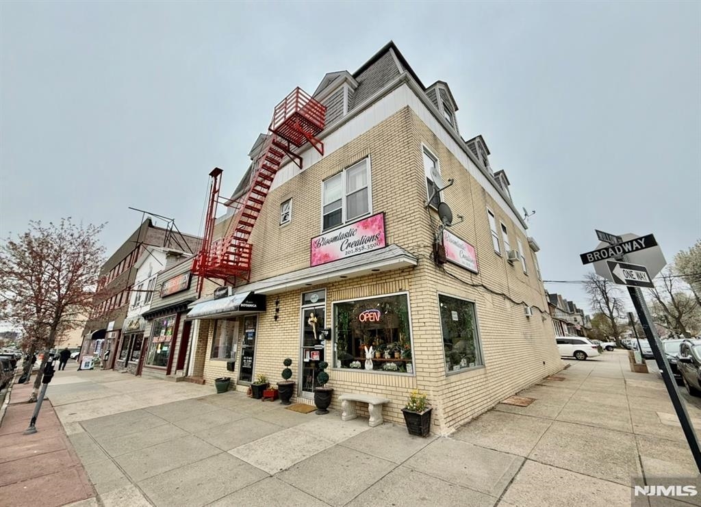718 BROADWAY APT5 Property Photo 1