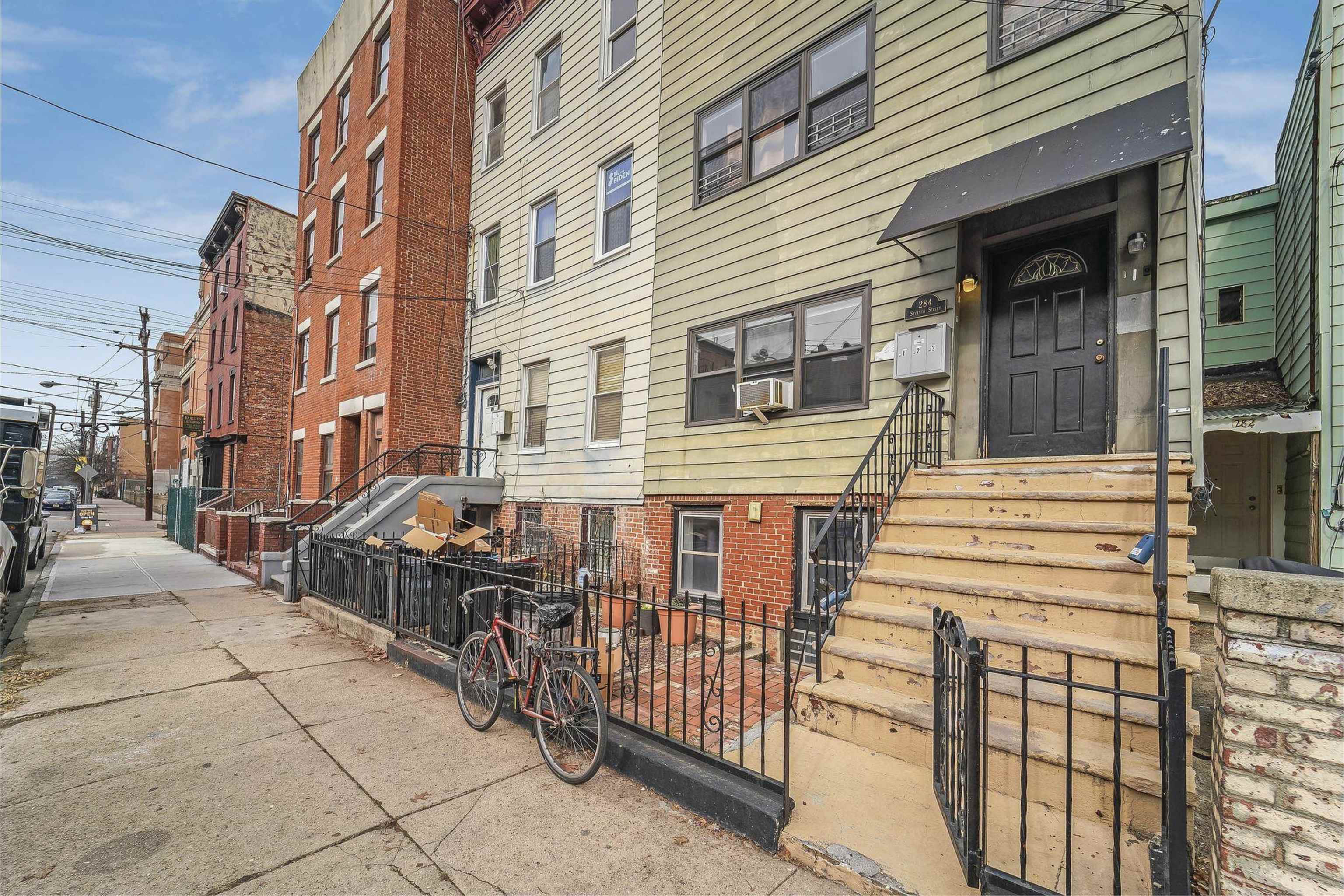 284 7th St Property Photo 1