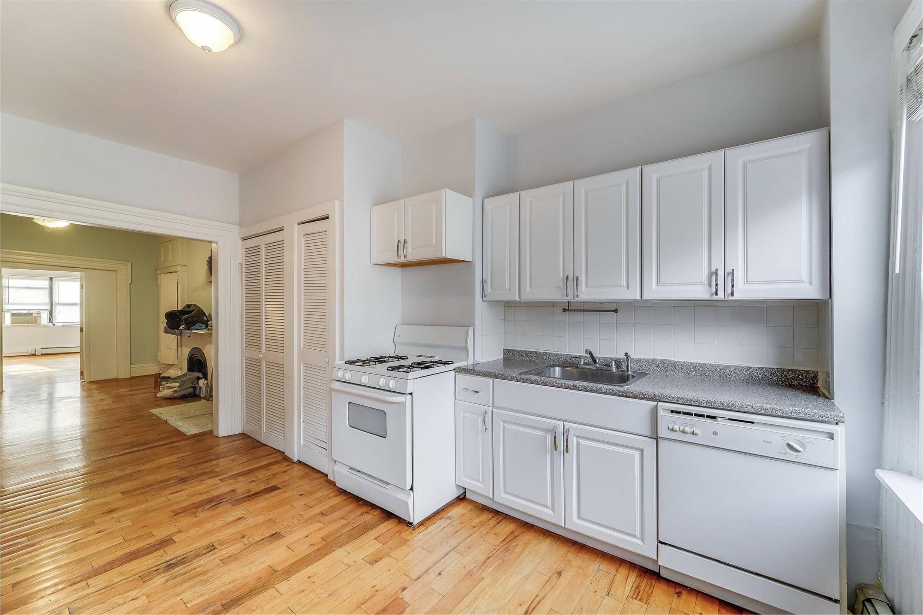 284 7th St Property Photo 3