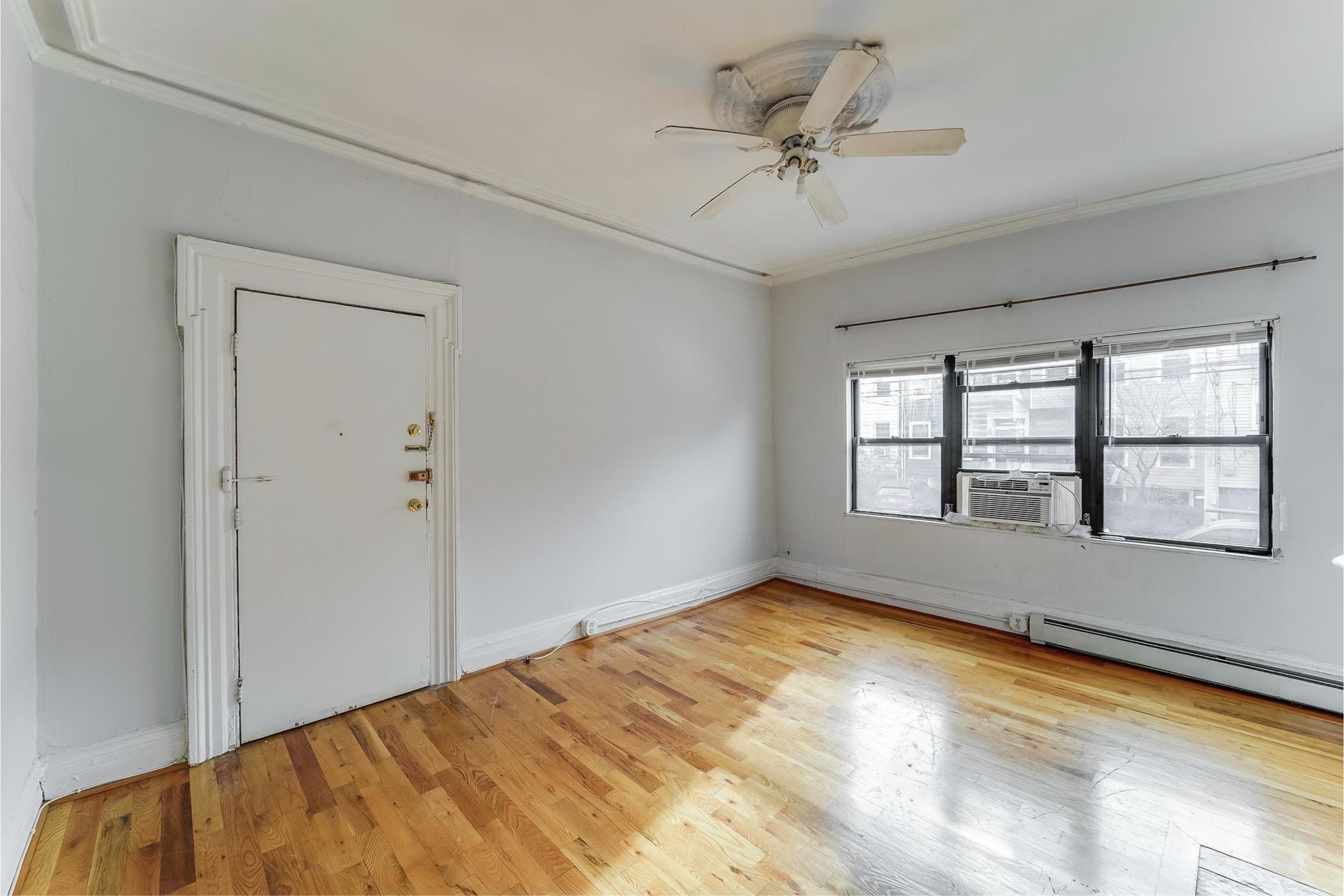 284 7th St Property Photo 8