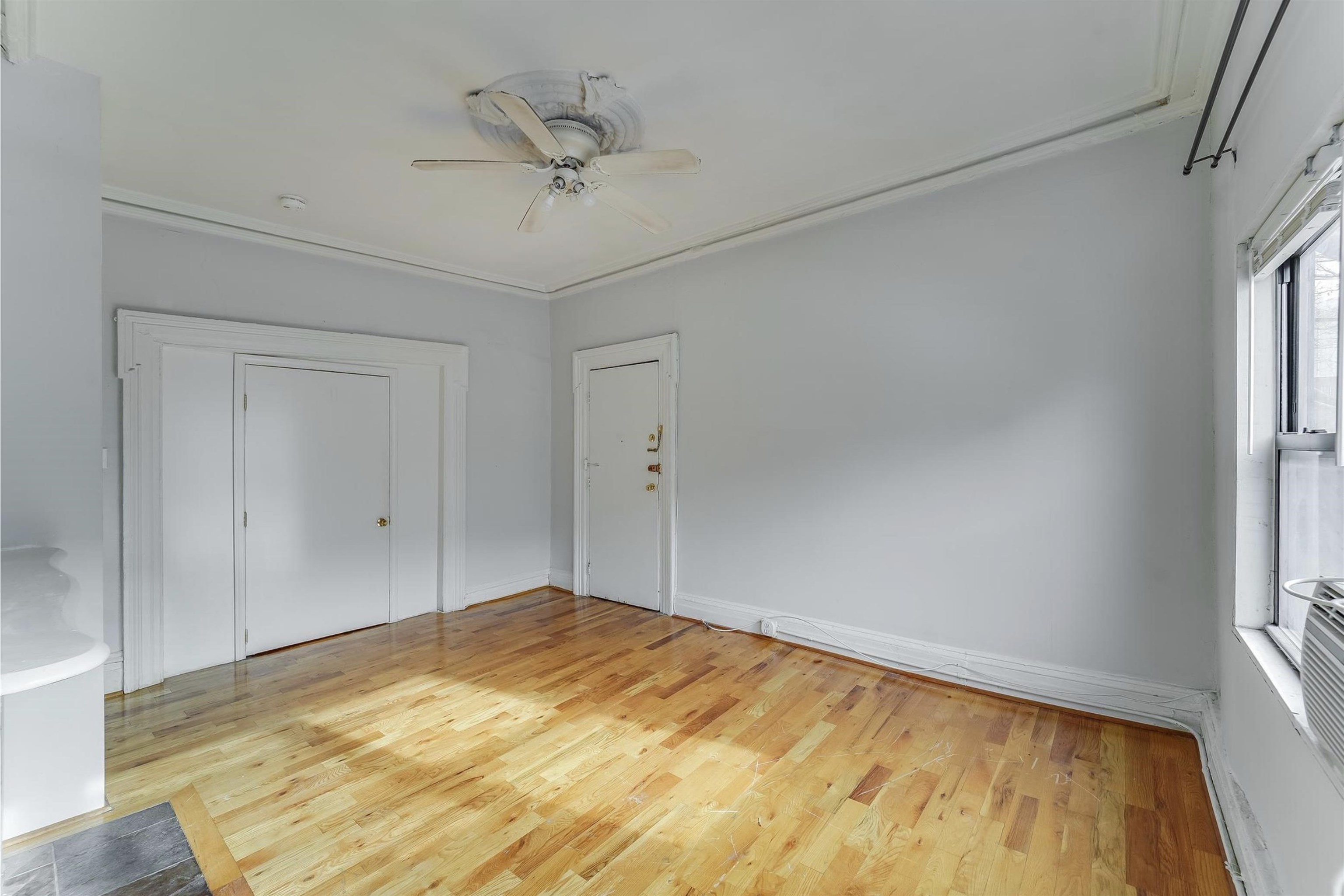 284 7th St Property Photo 10
