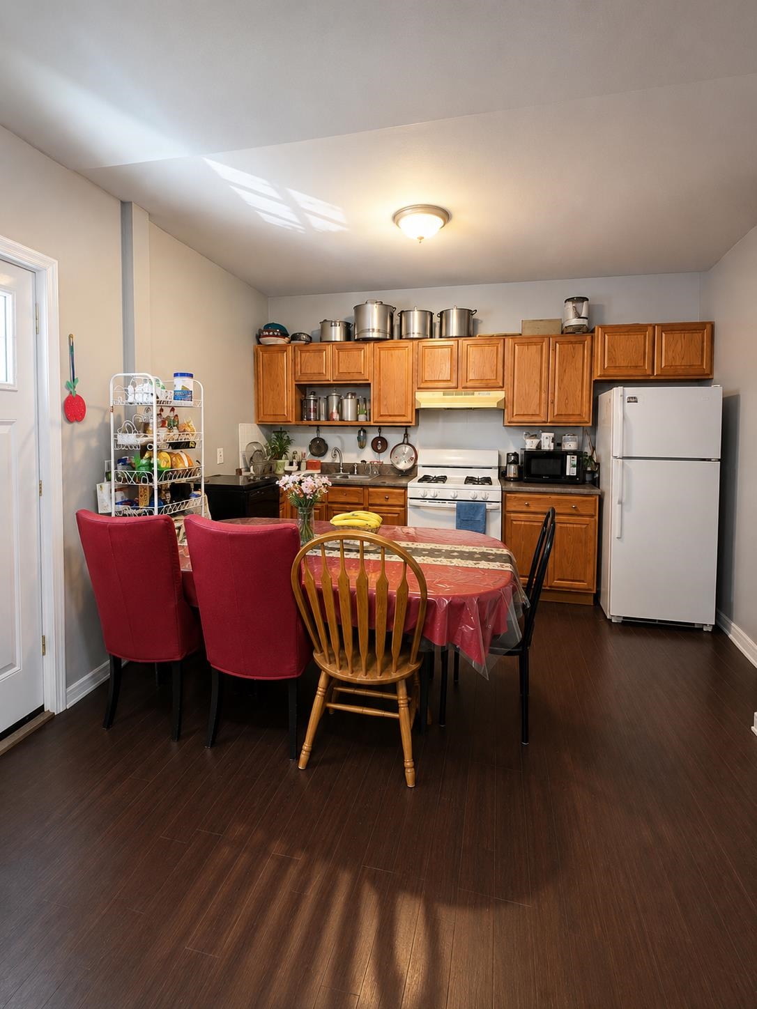 47 Oak St Property Photo 4