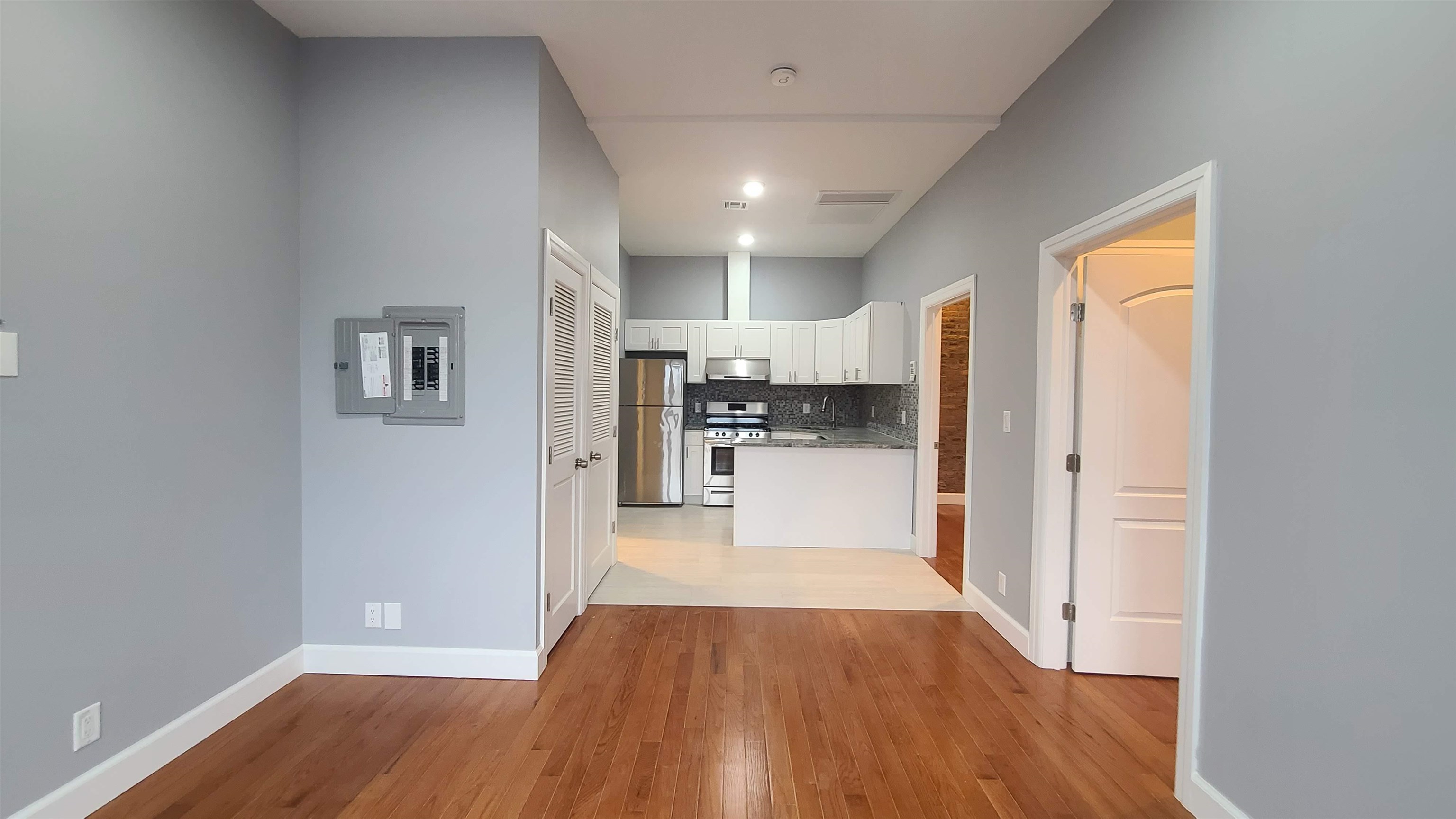 100 GRIFFITH ST 3R Property Photo 1