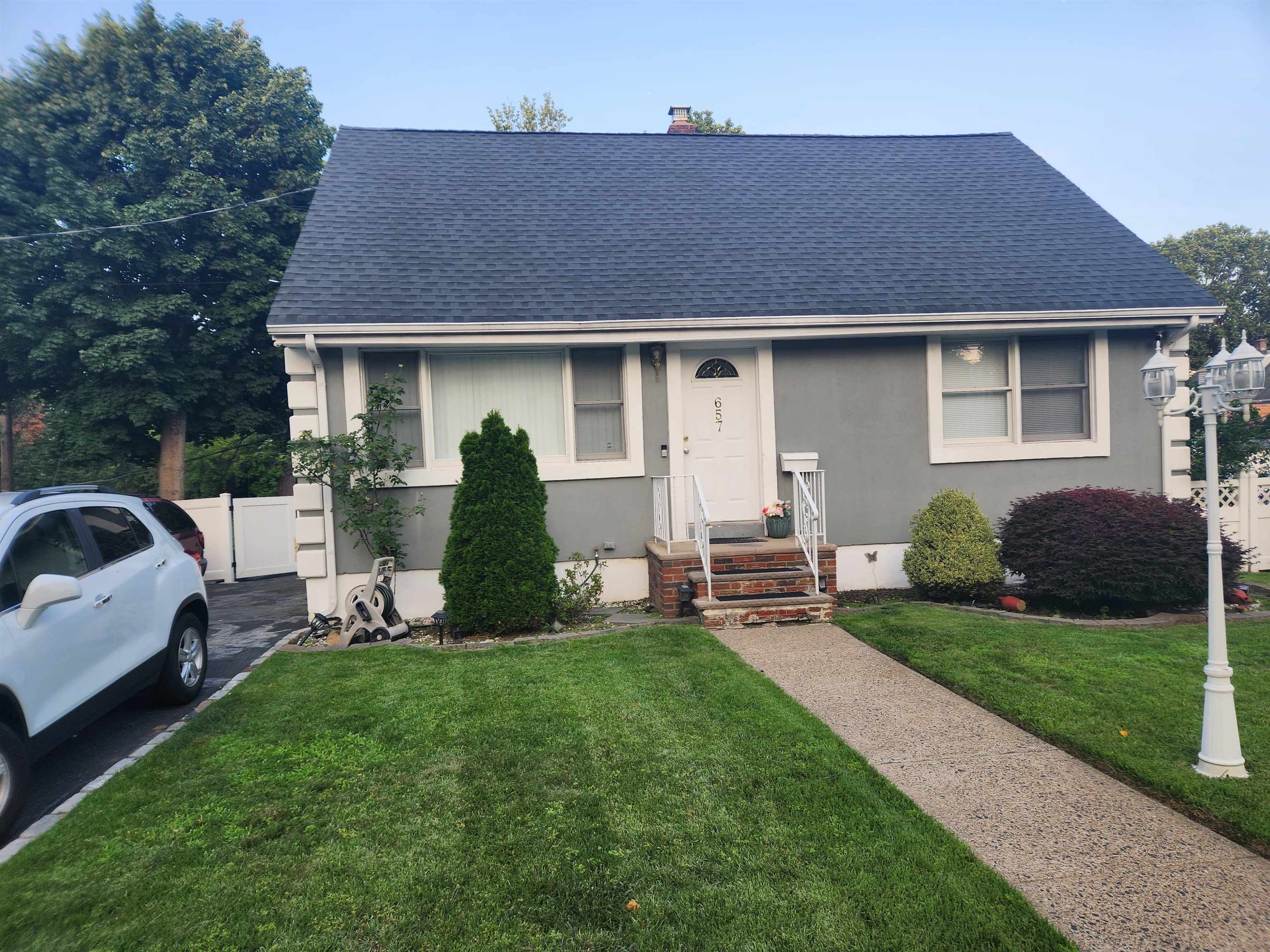 657 BROAD ST Property Photo 1