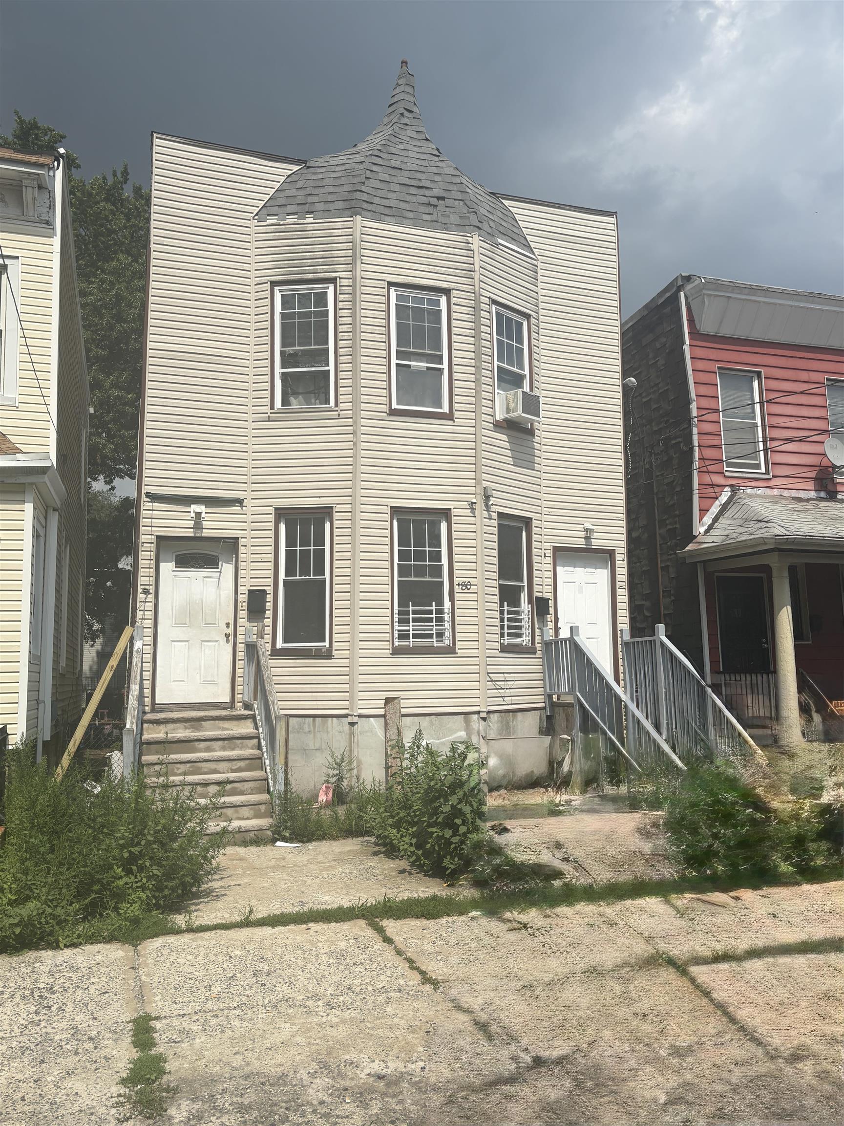 180 BAYVIEW AVE Property Photo 1