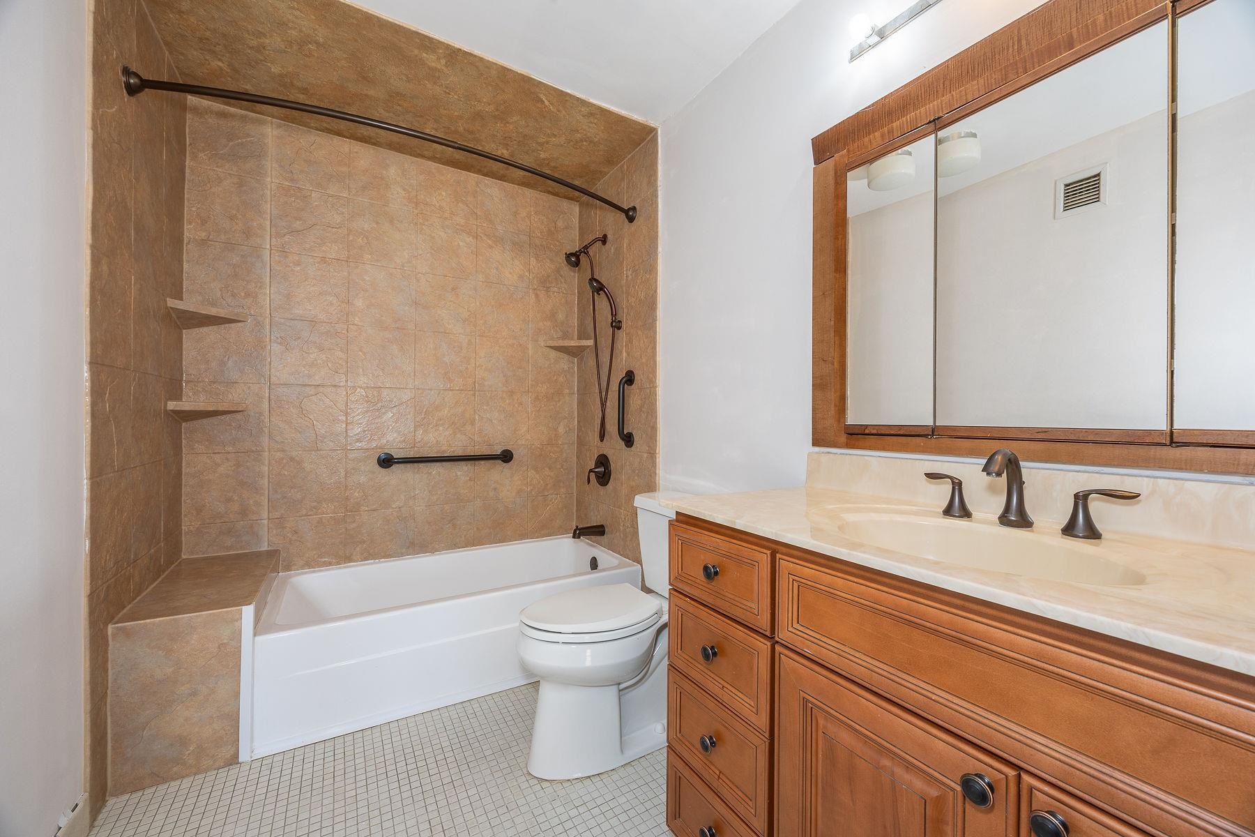 418 Harmon Cove Tower Property Photo 13