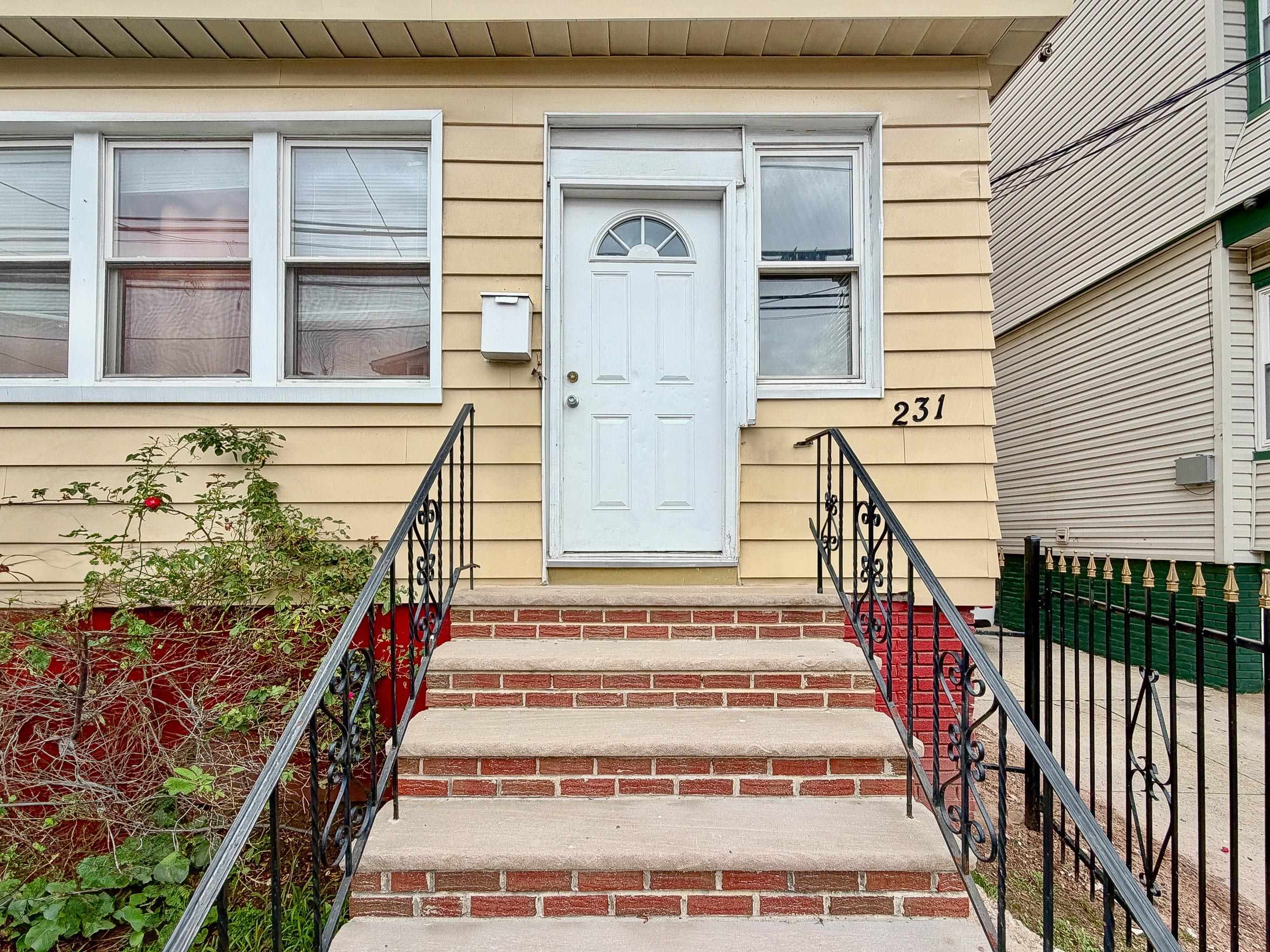 231 MYRTLE AVE Property Photo 1