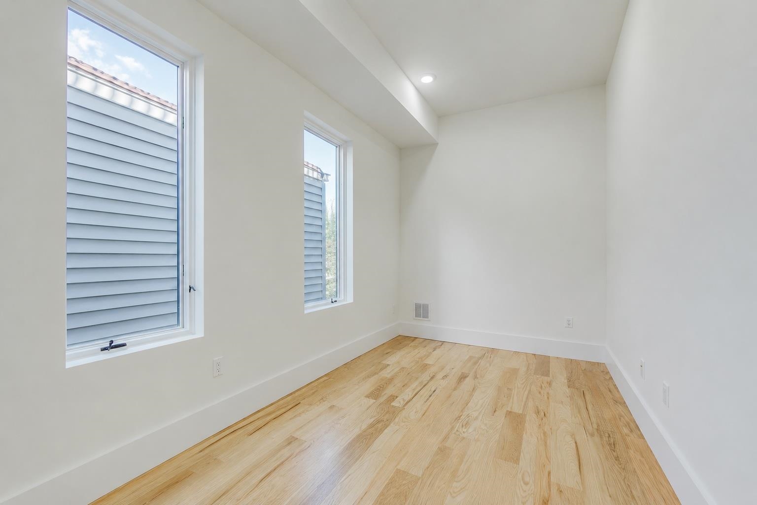 20 Van Nostrand Ave 2 Property Photo 3