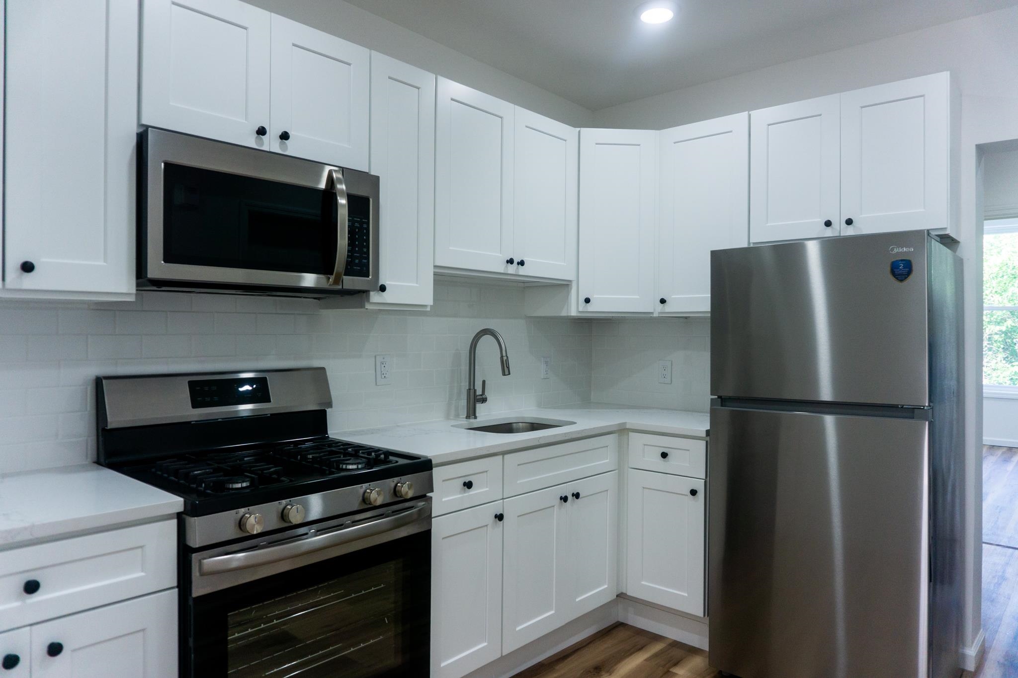 576 Newark Ave 2l Property Photo 2