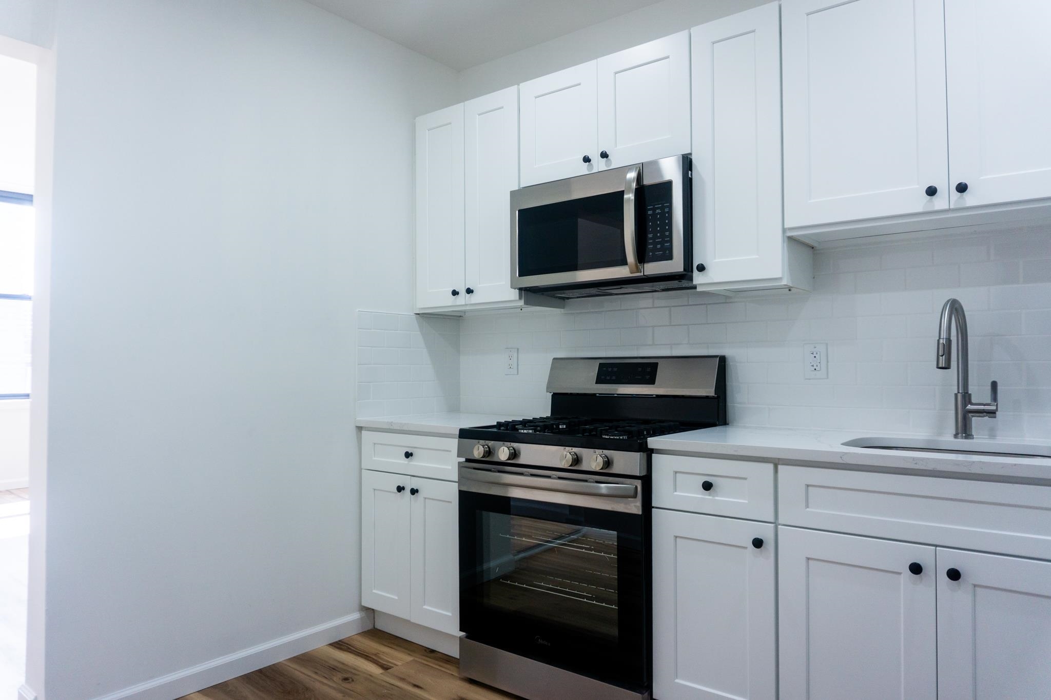 576 Newark Ave 2l Property Photo 3