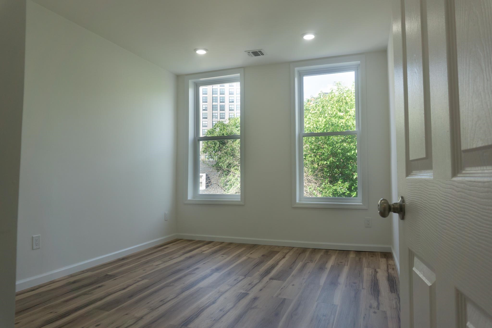 576 Newark Ave 2l Property Photo 7