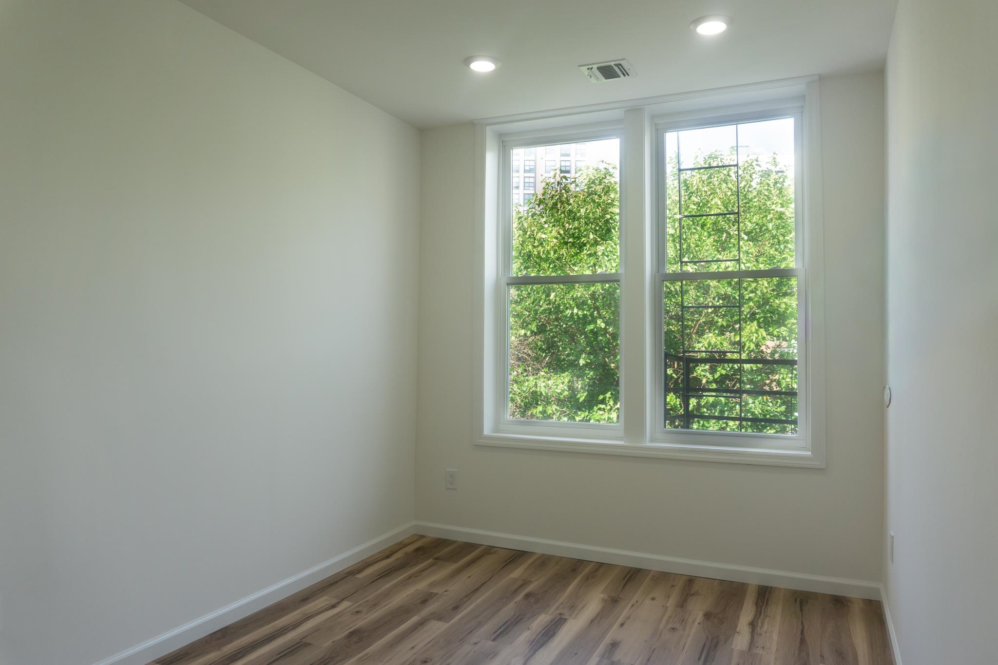 576 Newark Ave 2l Property Photo 9