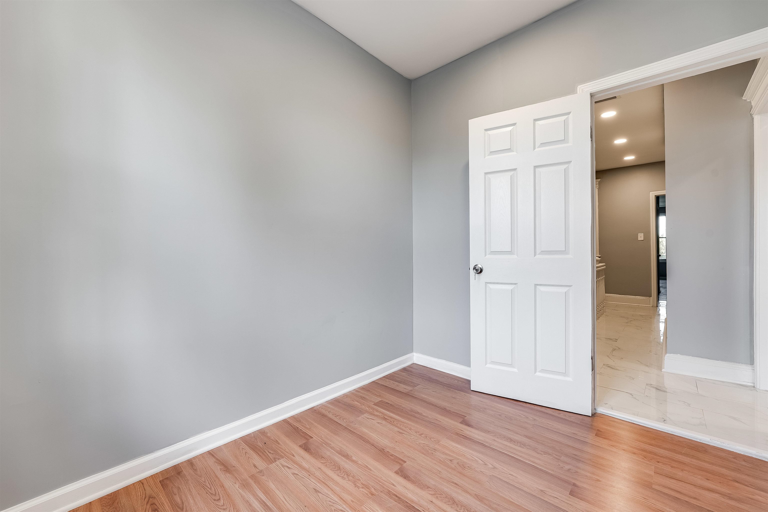 296 Ege Ave Property Photo 14
