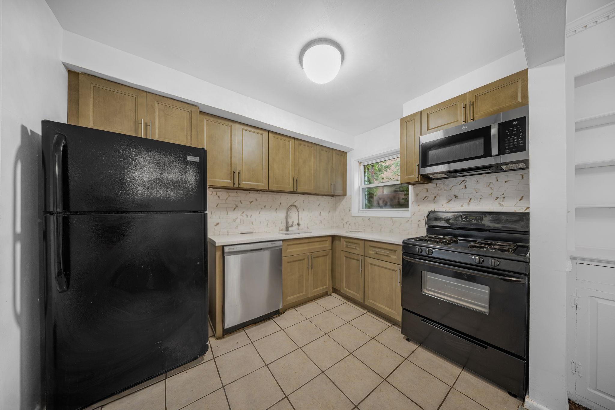 44 College St Property Photo 17