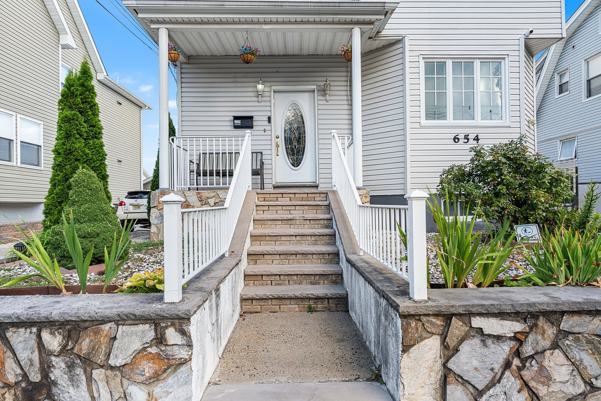 656 Devon St Property Photo 3