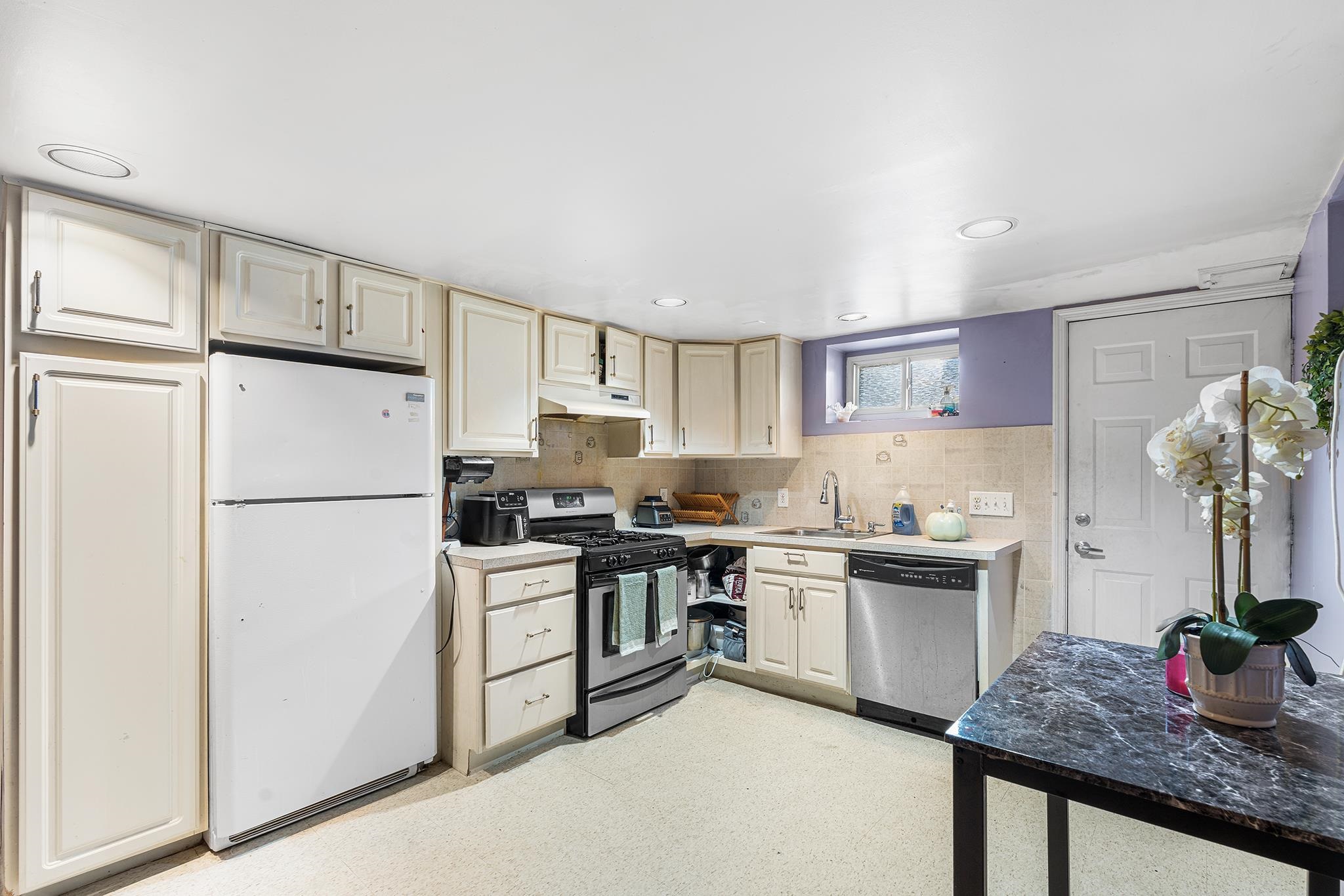 656 Devon St Property Photo 24