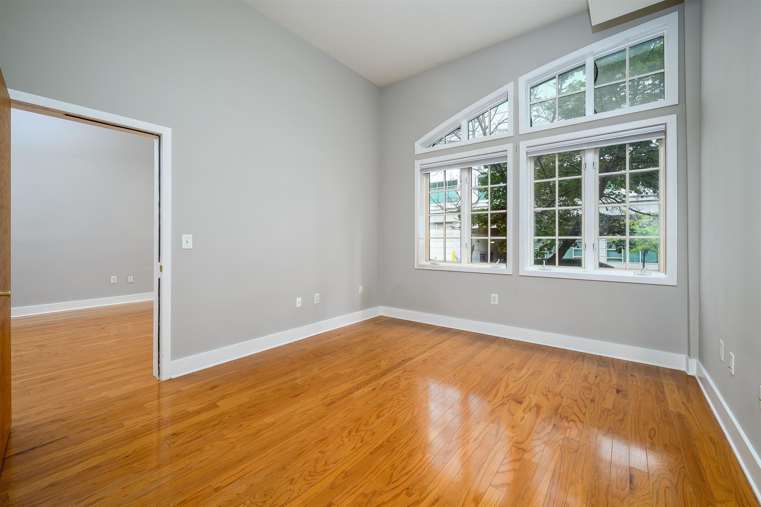 61 Grand St 1l Property Photo 5