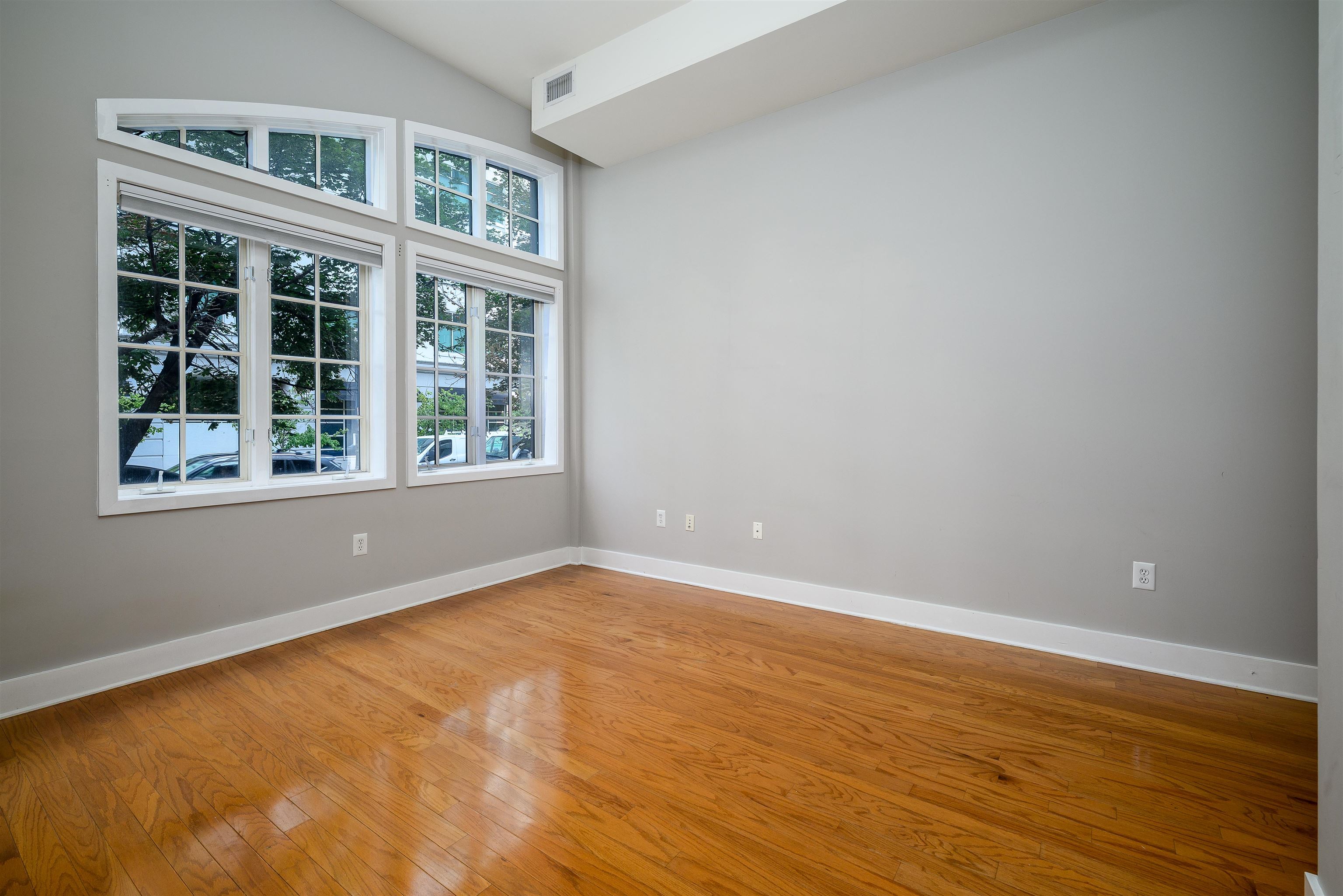 61 Grand St 1l Property Photo 6