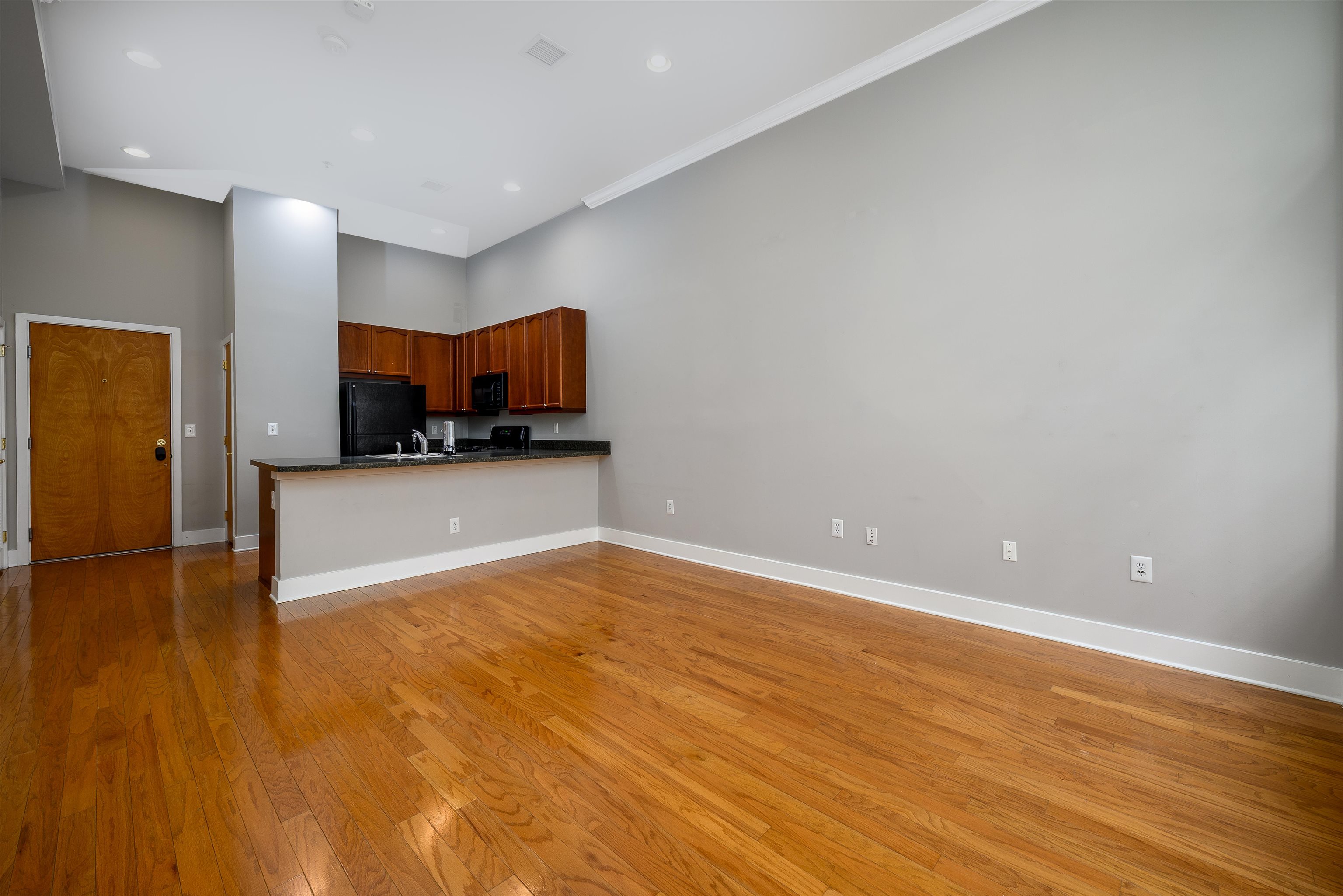 61 Grand St 1l Property Photo 7