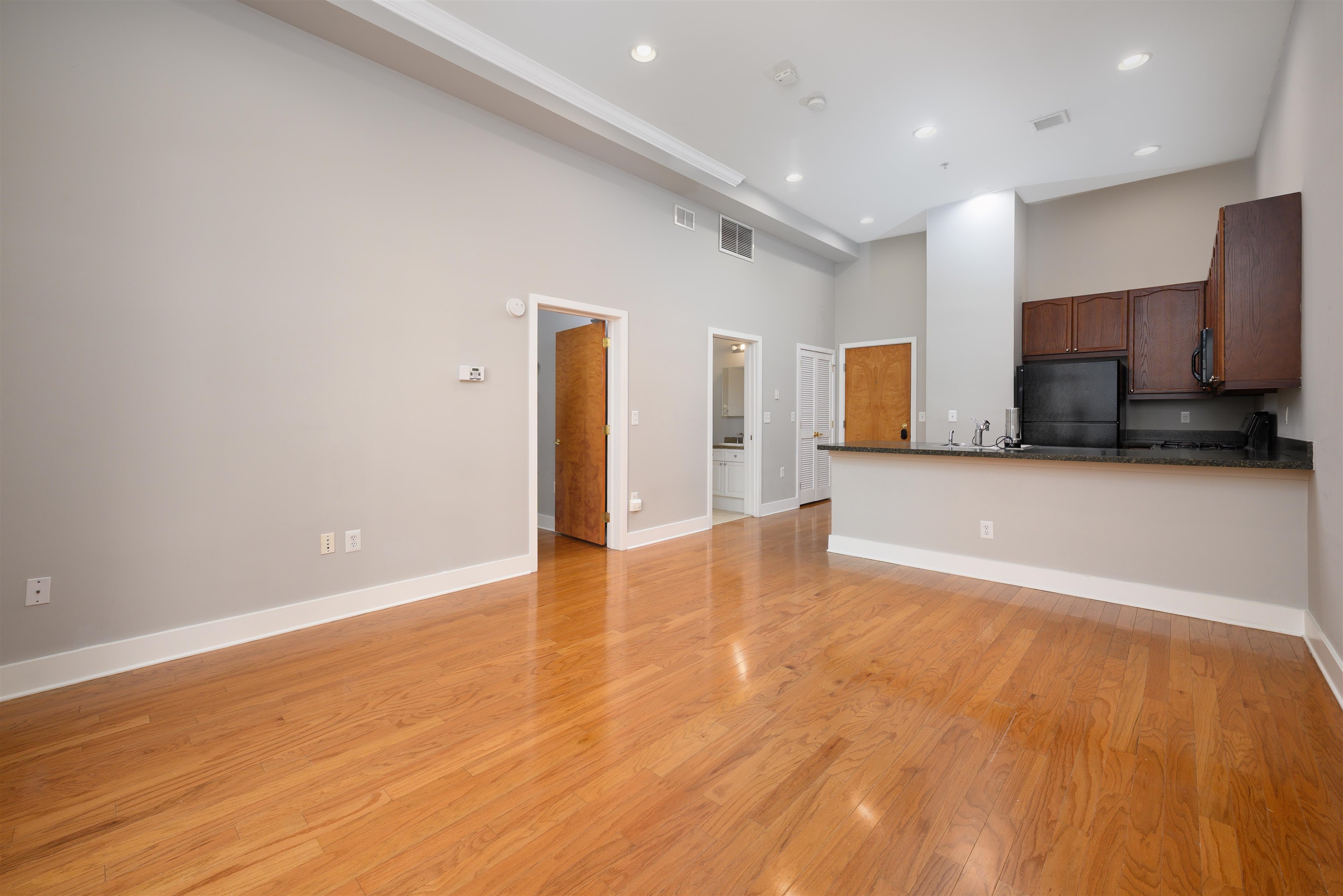 61 Grand St 1l Property Photo 8