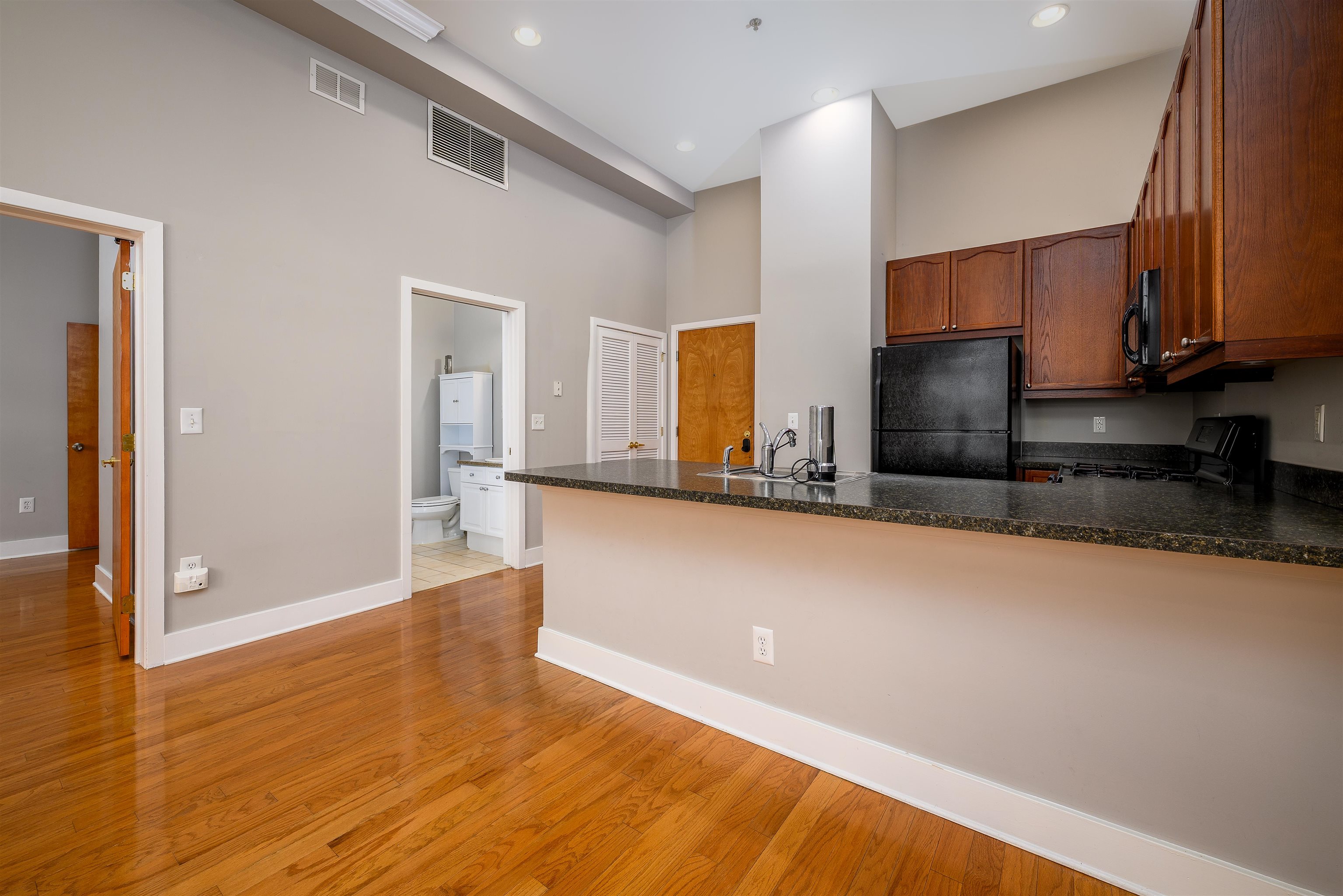 61 Grand St 1l Property Photo 9