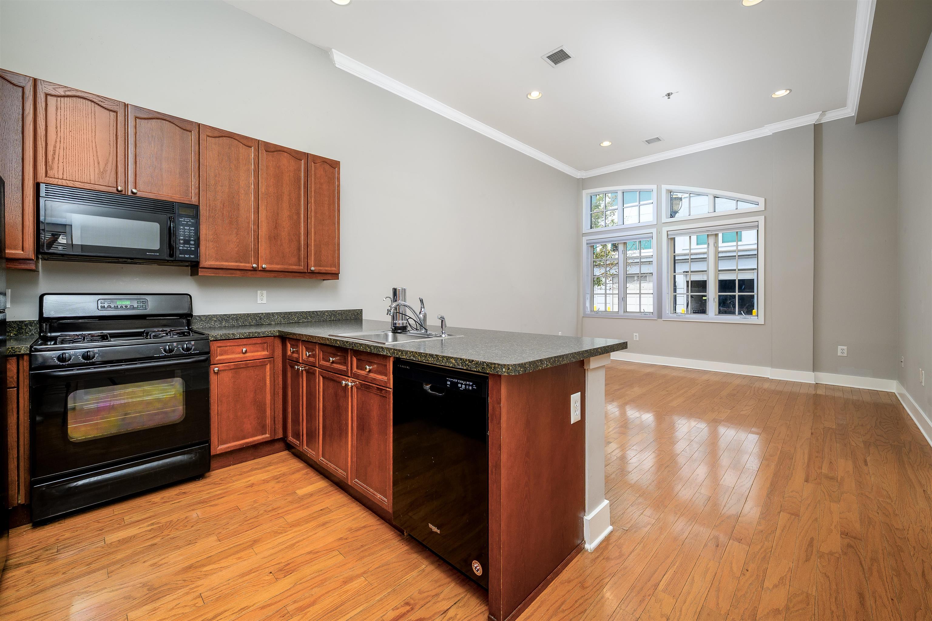 61 Grand St 1l Property Photo 10