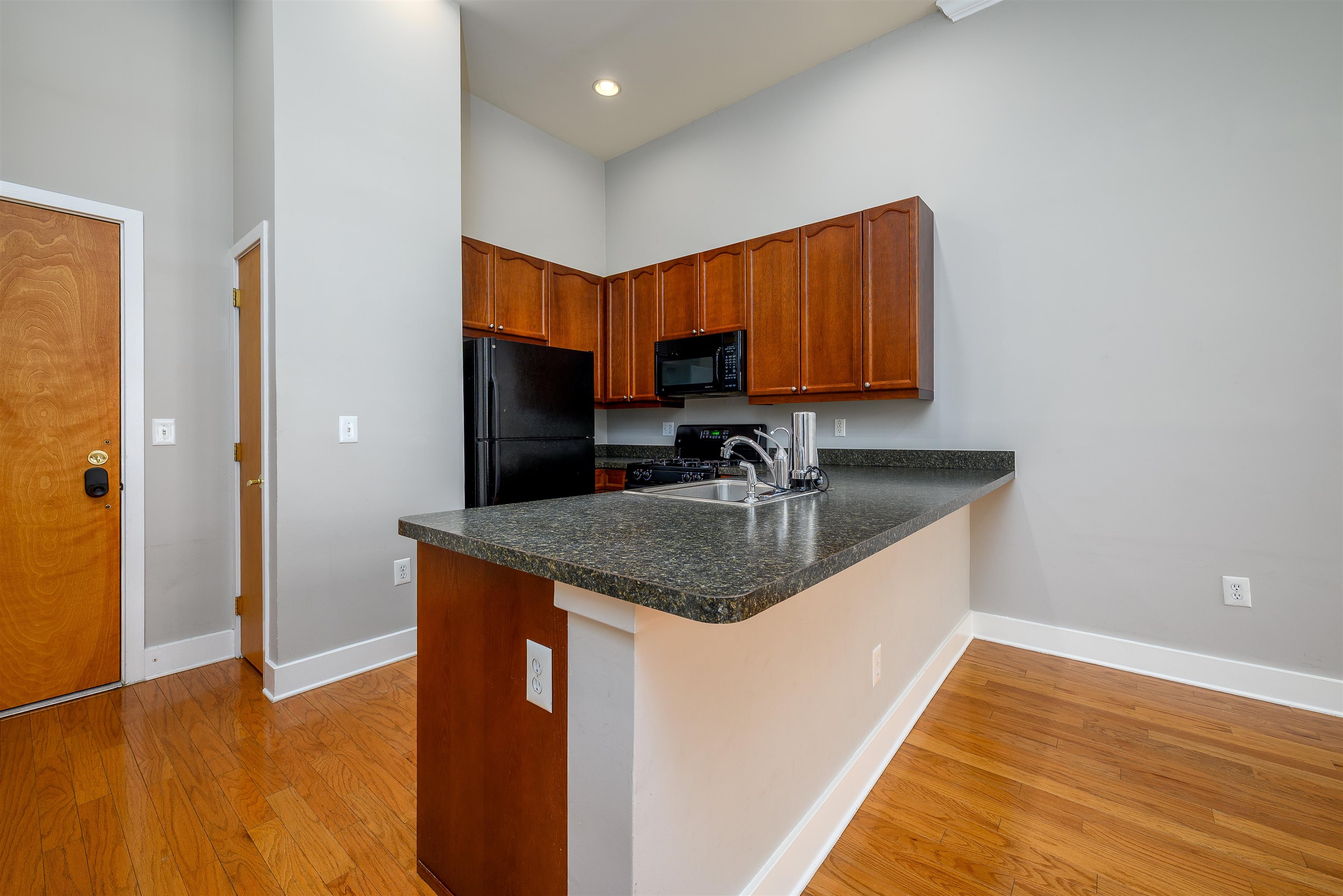 61 Grand St 1l Property Photo 12