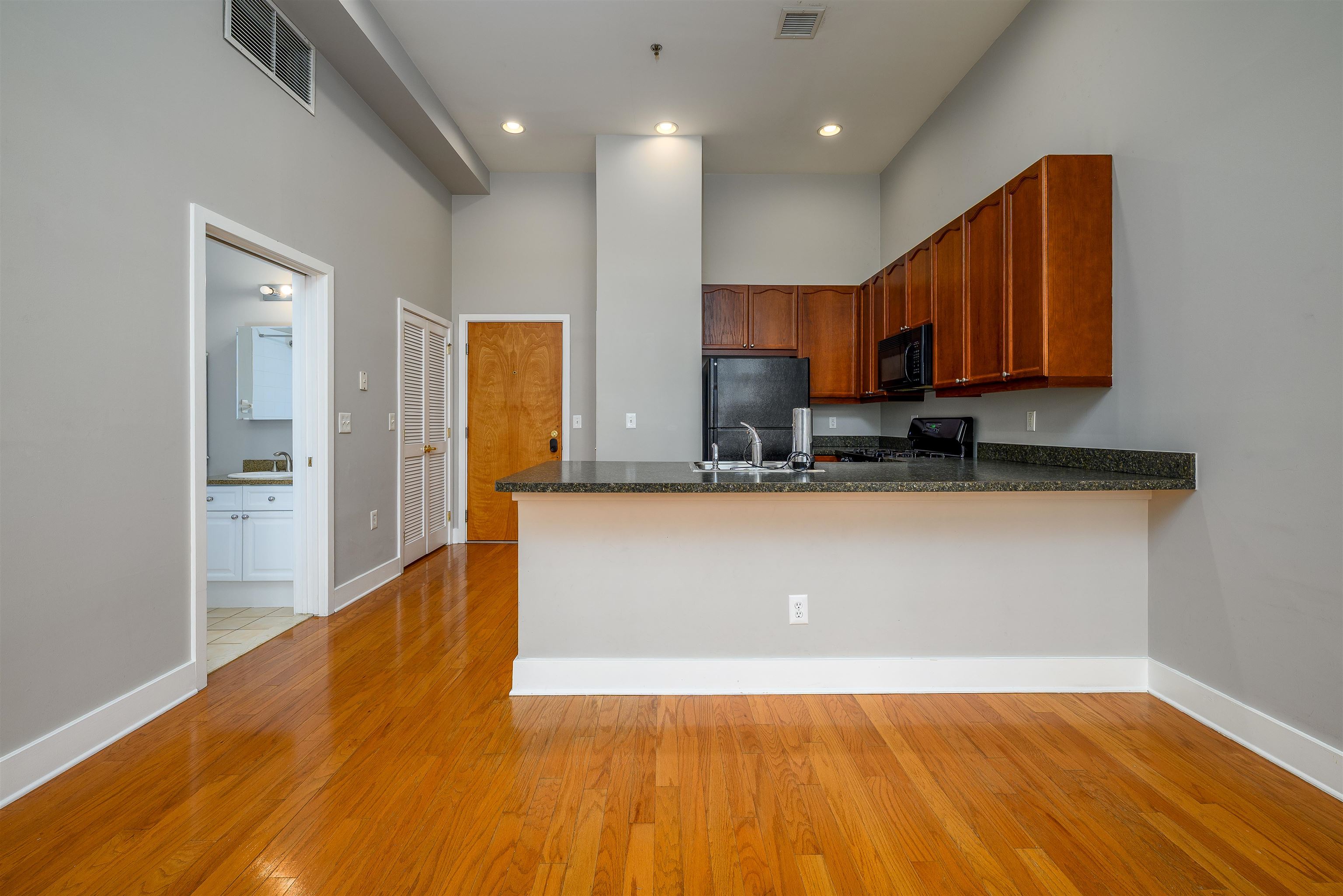 61 Grand St 1l Property Photo 13