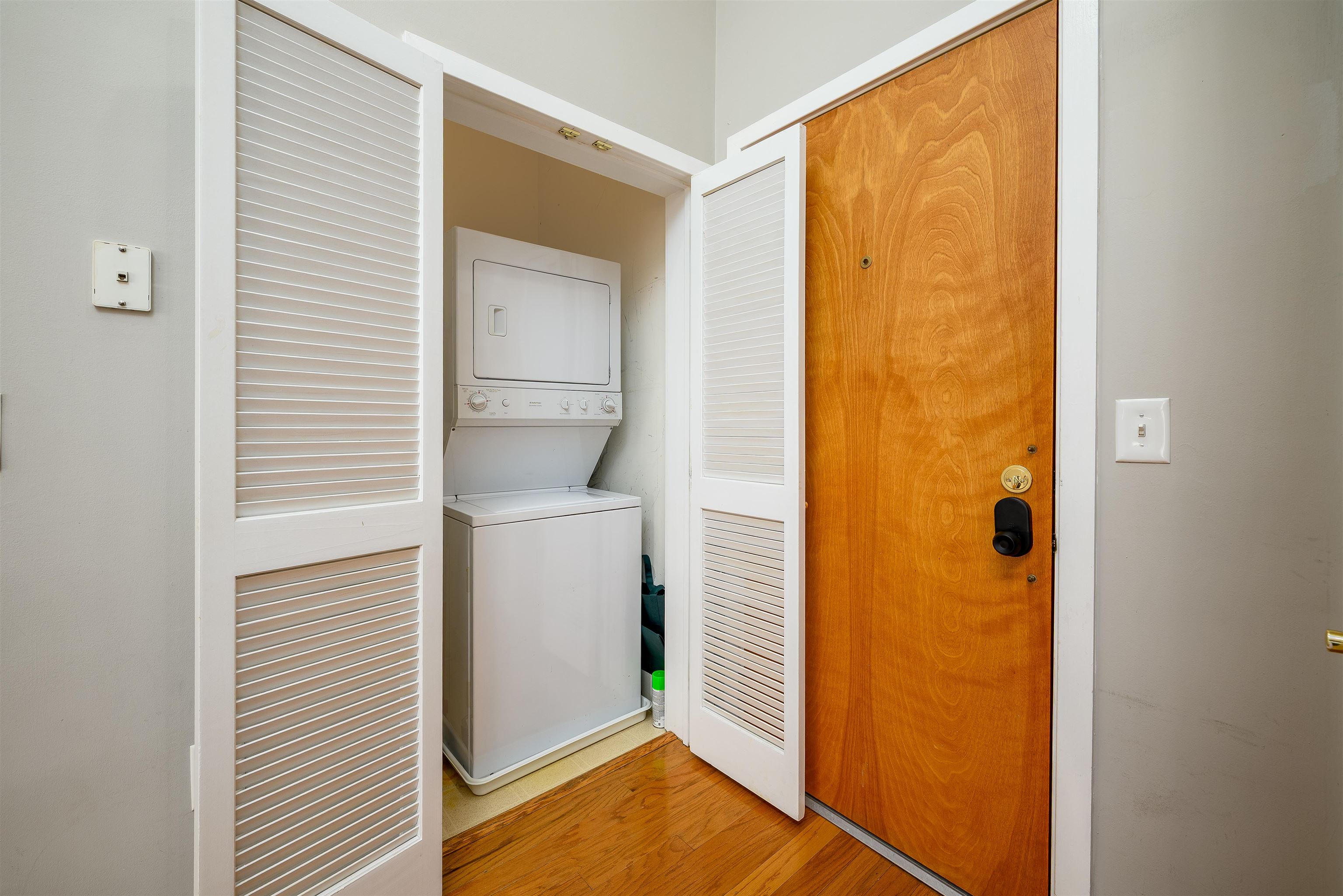 61 Grand St 1l Property Photo 16