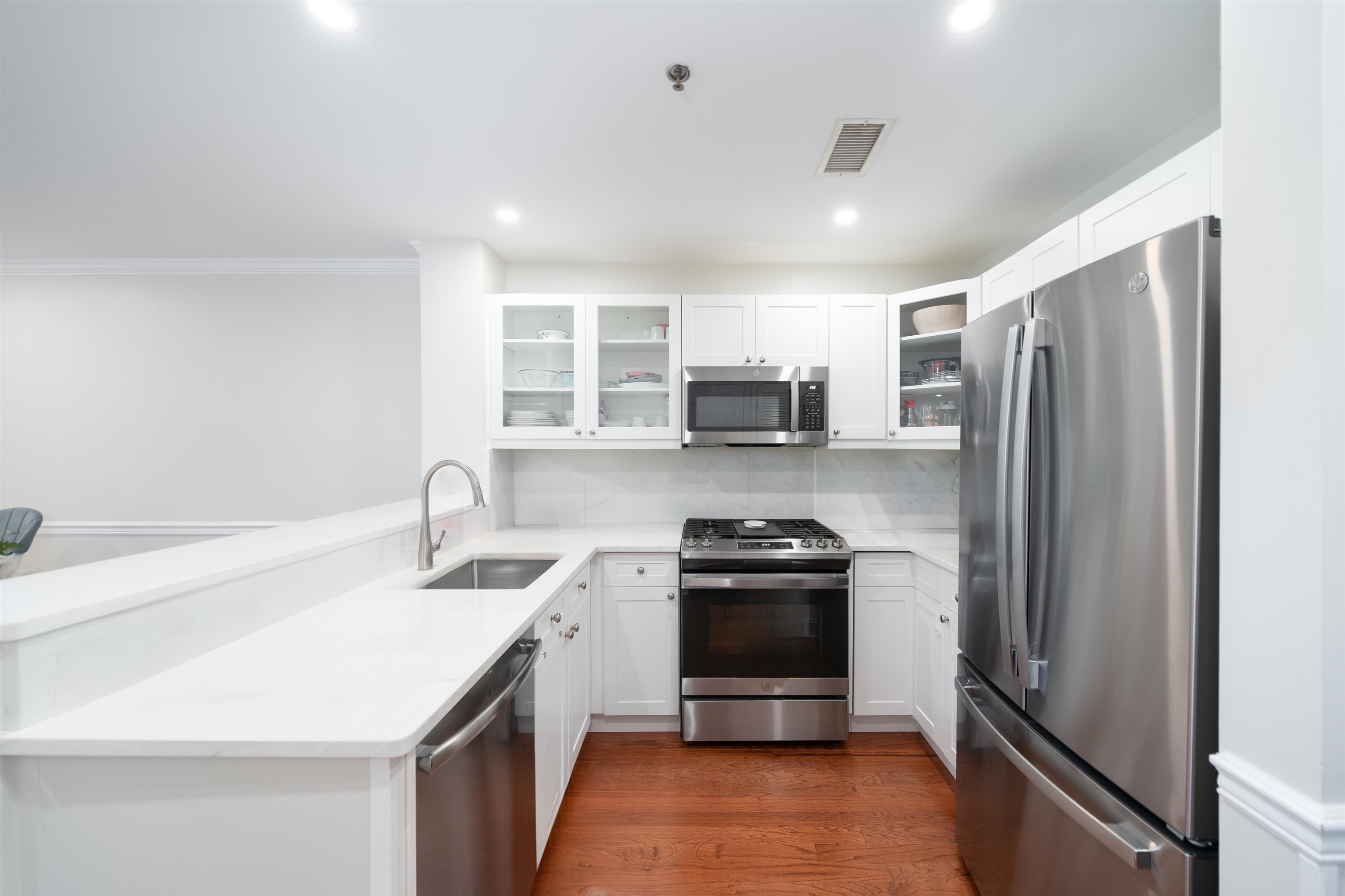 812 Grand St 314 Property Photo 3