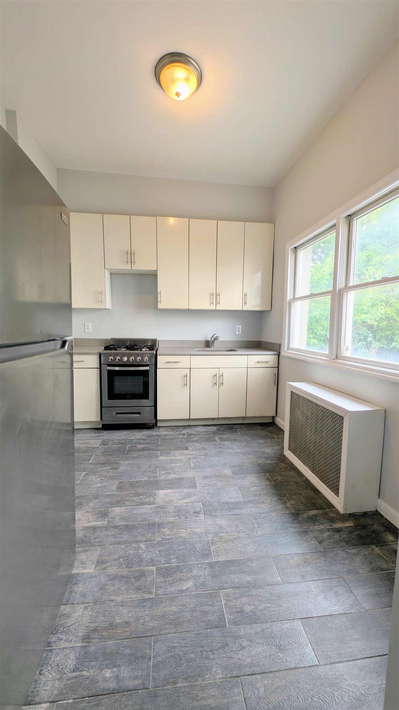 150 MALLORY AVE Property Photo 1