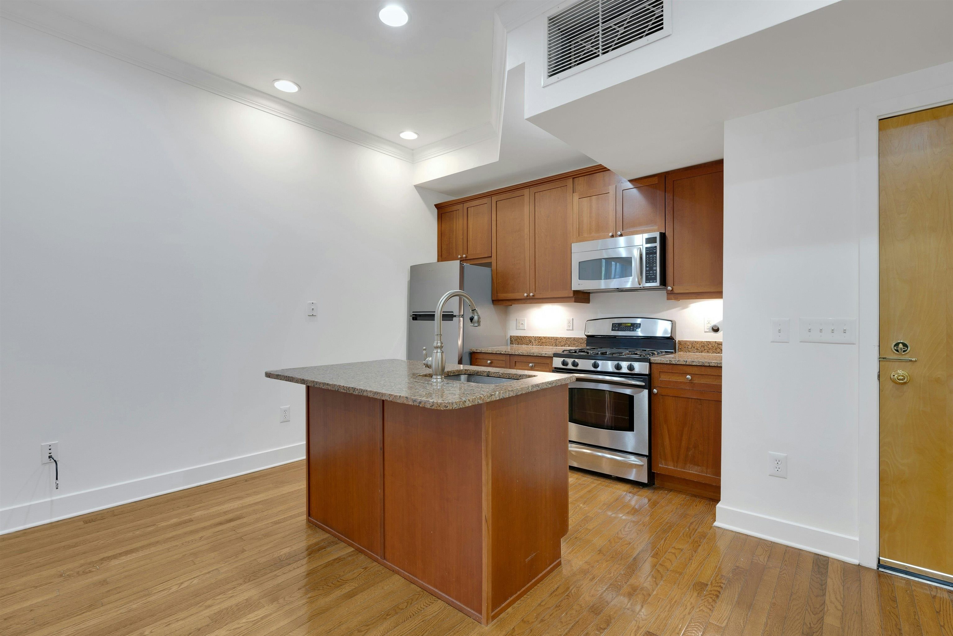 61 Grand St 2f Property Photo 5