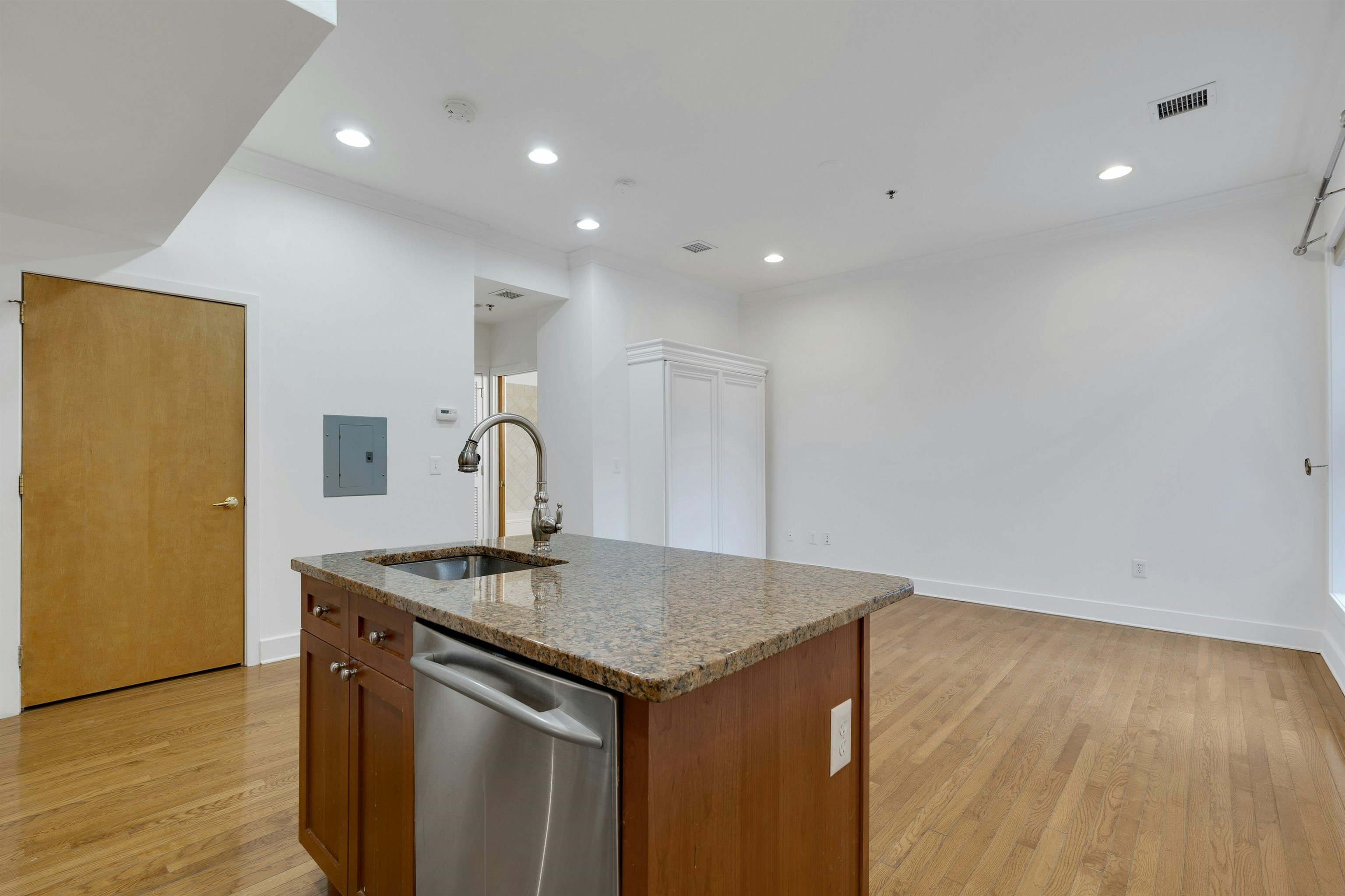 61 Grand St 2f Property Photo 6
