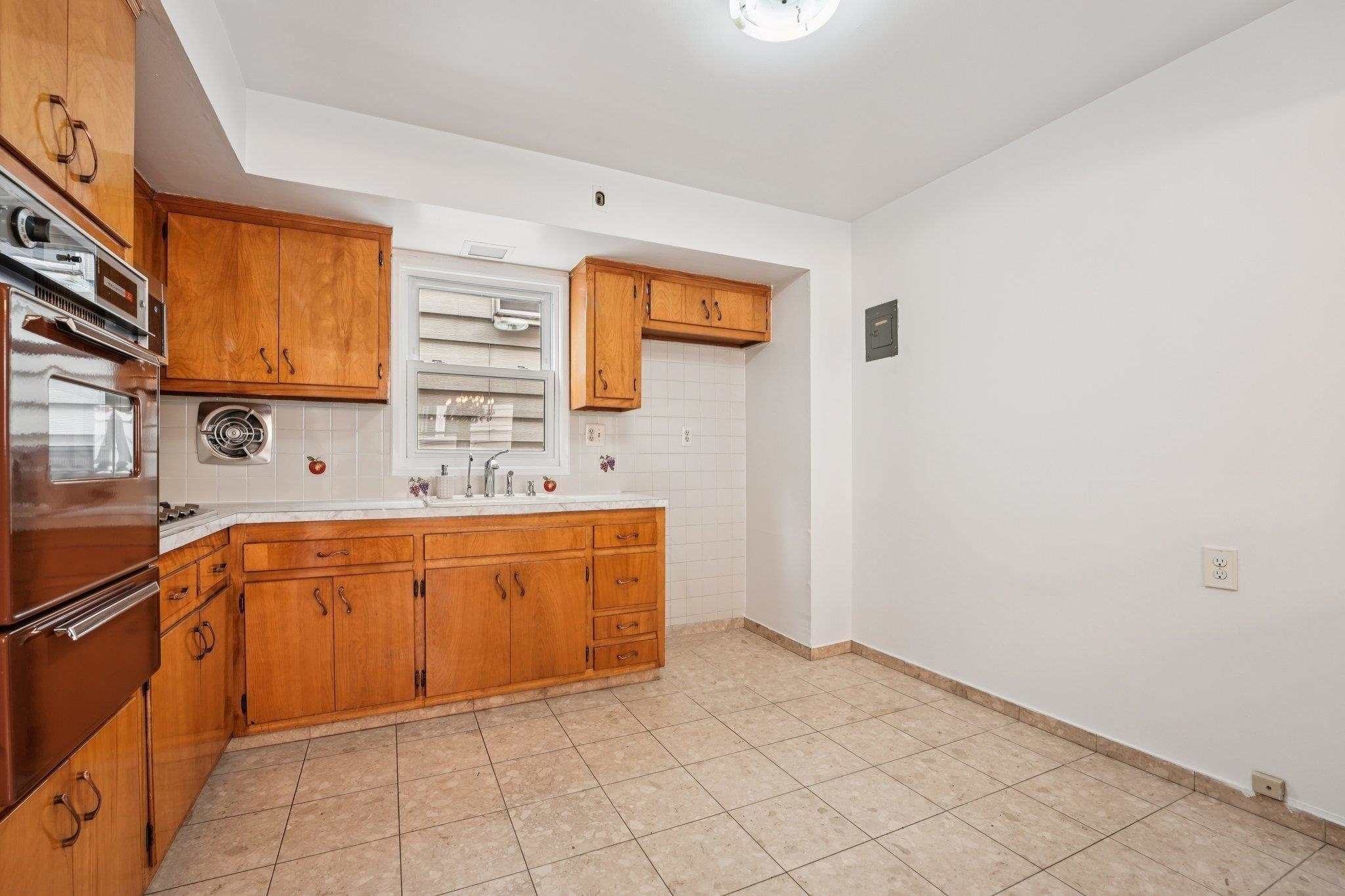 529 38th St #2 Property Photo 9