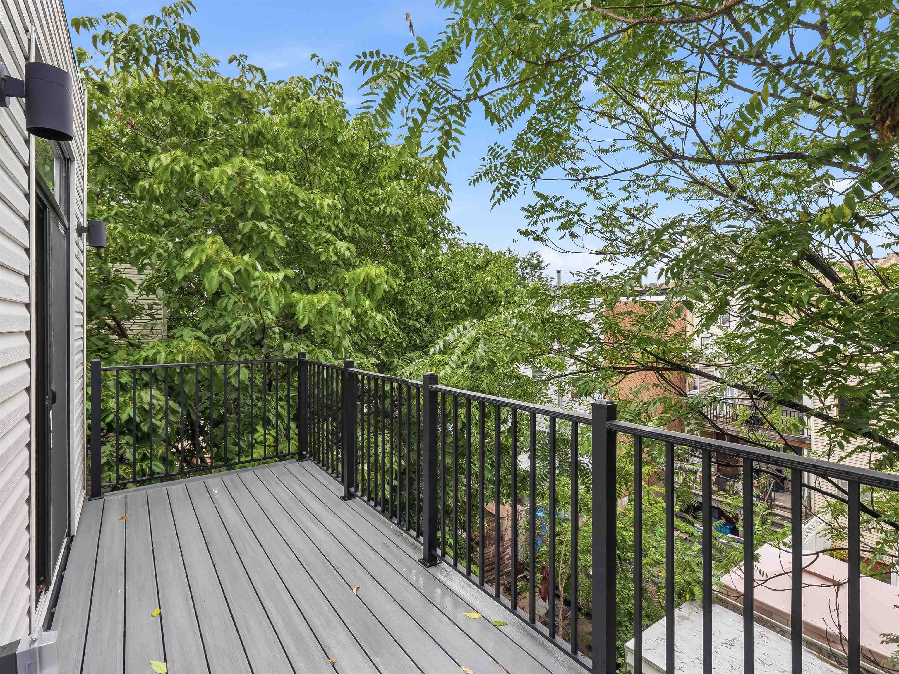 396 1st St Property Photo 45