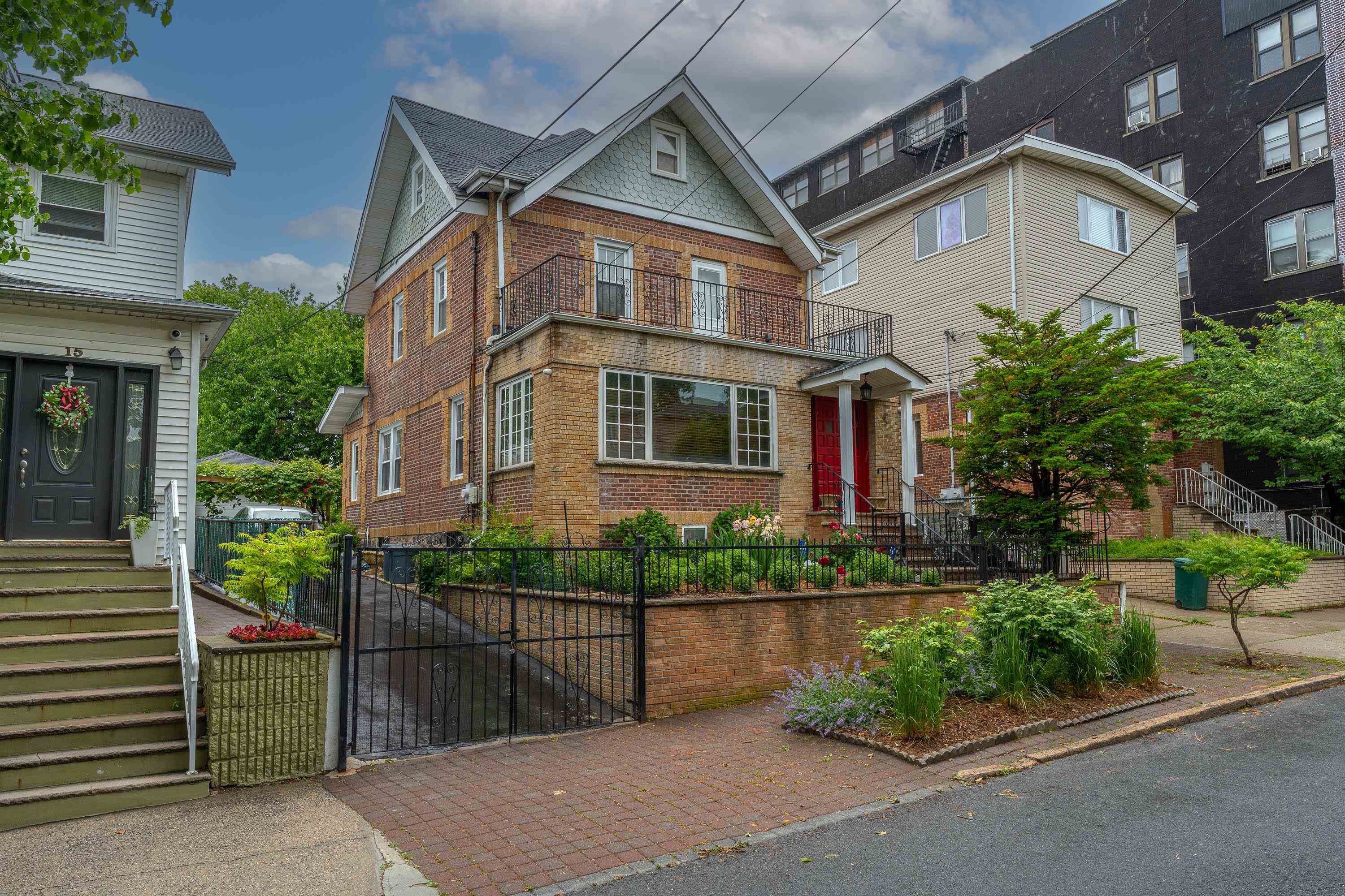 17 77th St Property Photo 1