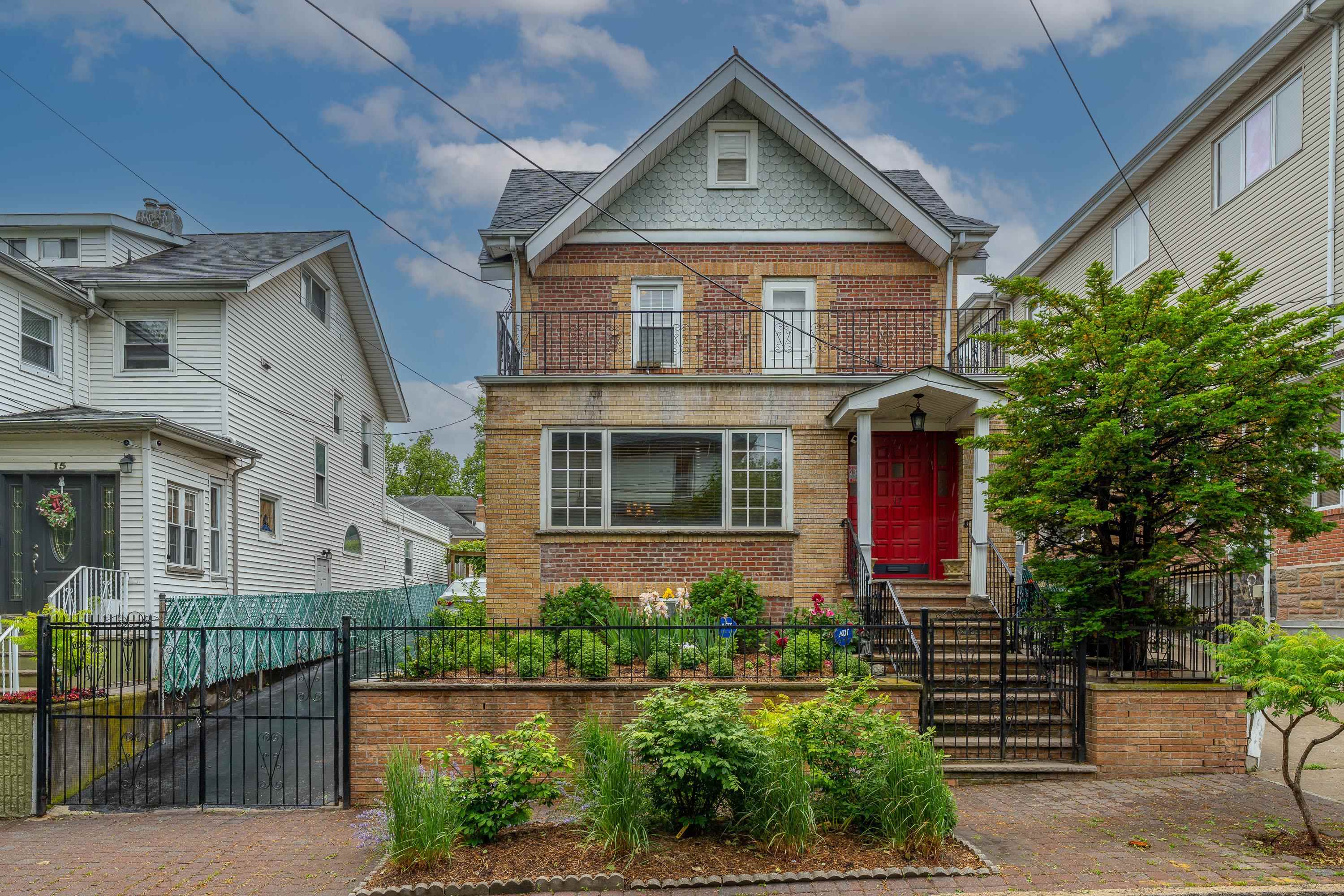 17 77th St Property Photo 1