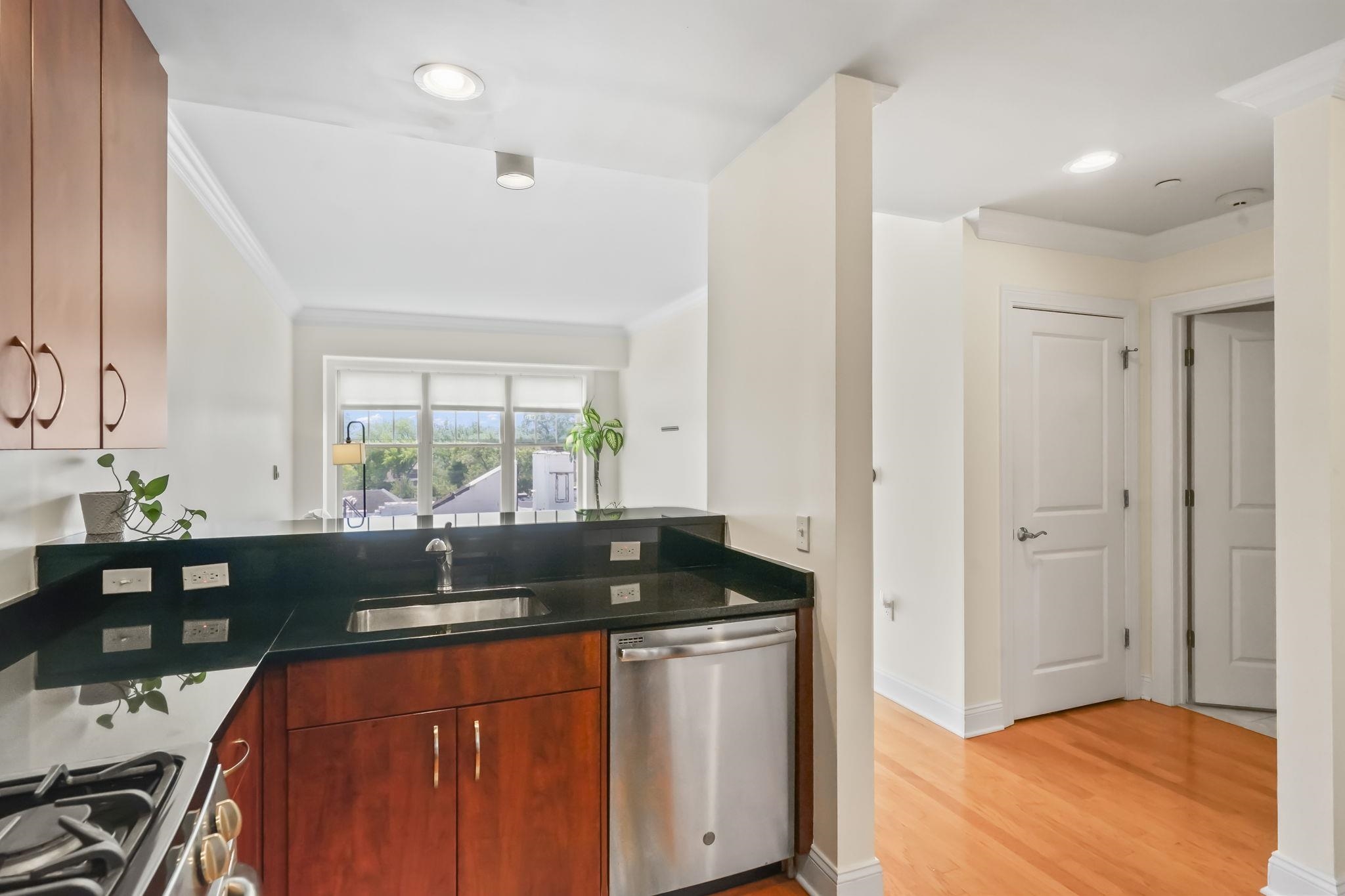 48 South Park St Property Photo 10