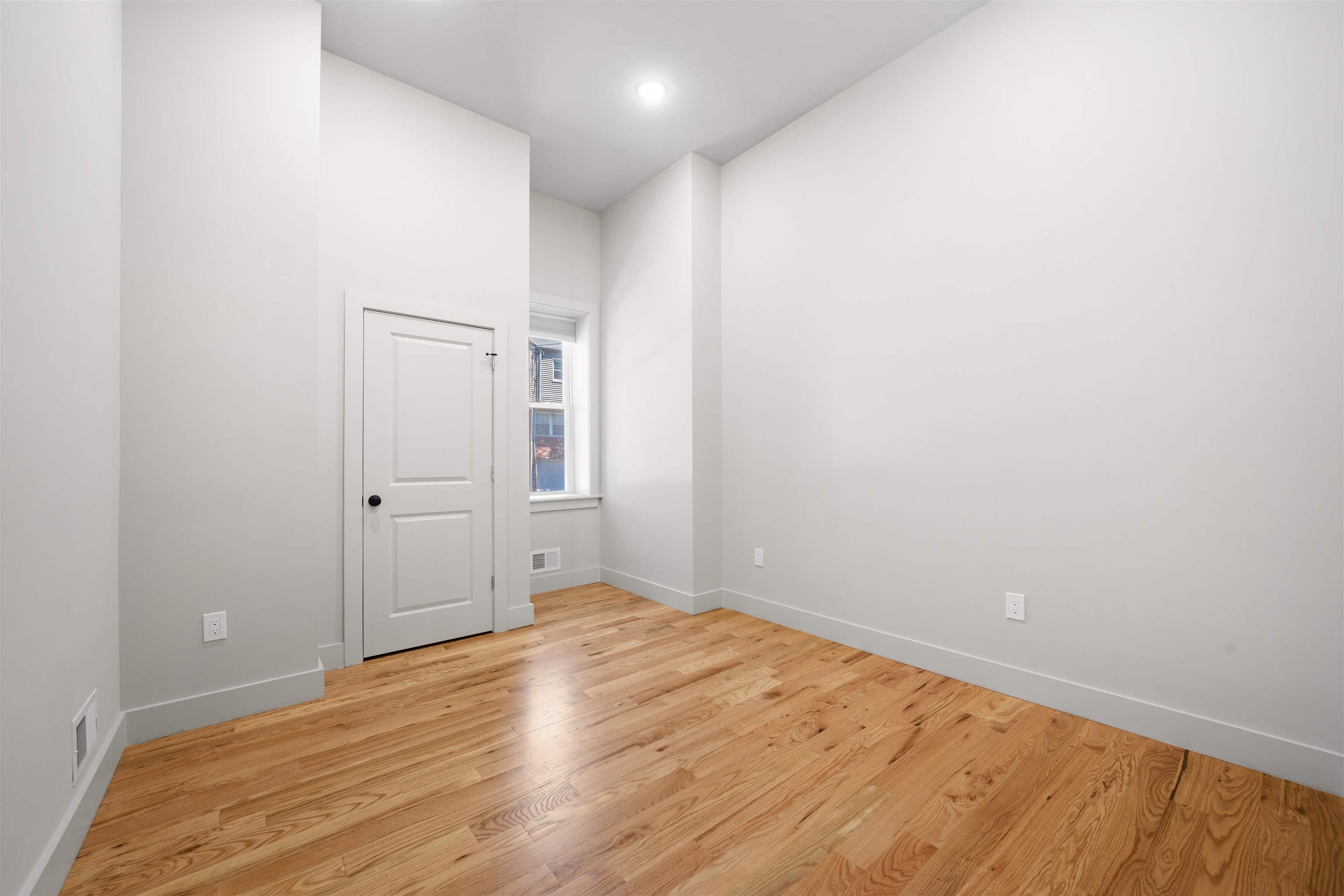 150 West Side Ave 1 Property Photo 8