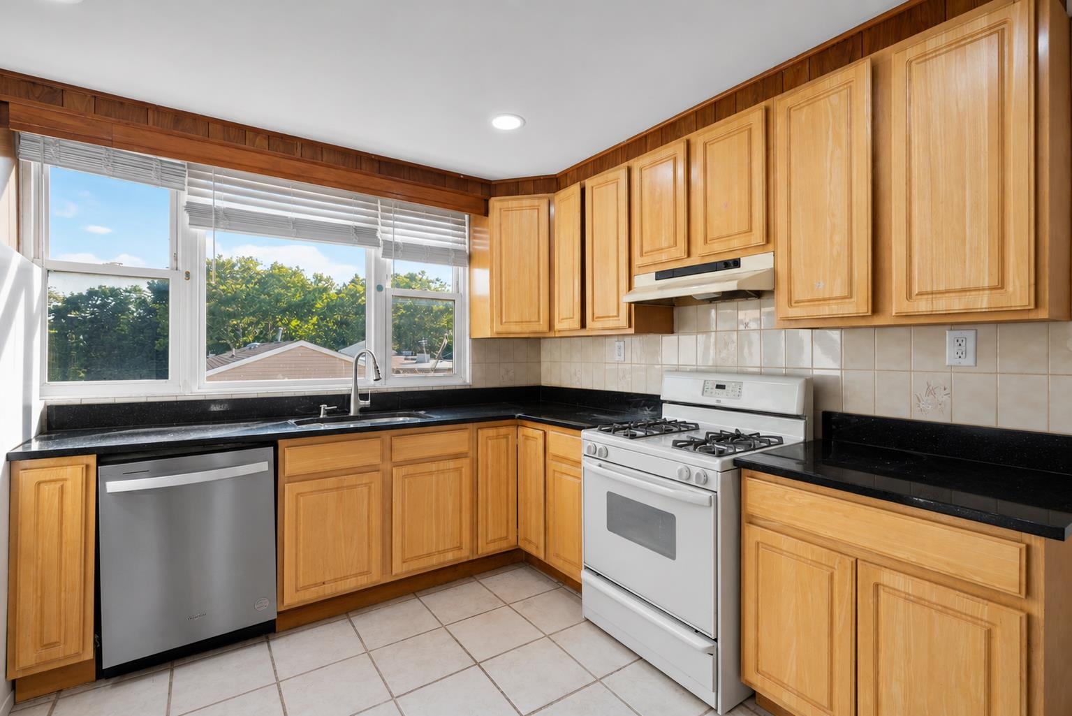 1219 51st St Property Photo 5