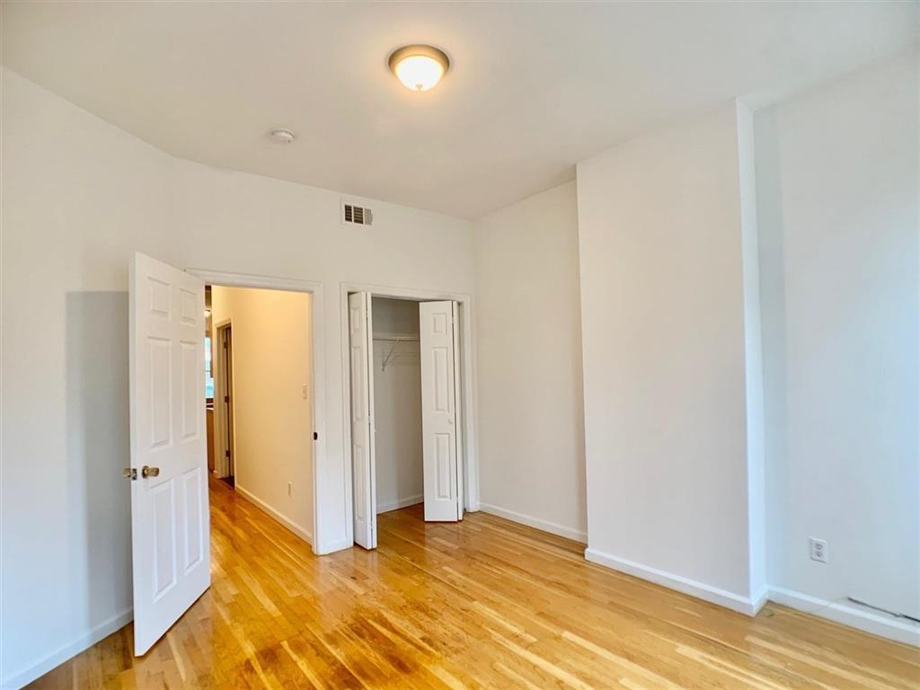 510 PAVONIA AVE 1R Property Photo 1