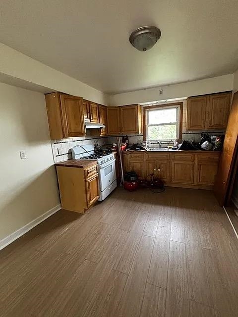 647 60th St Property Photo 5