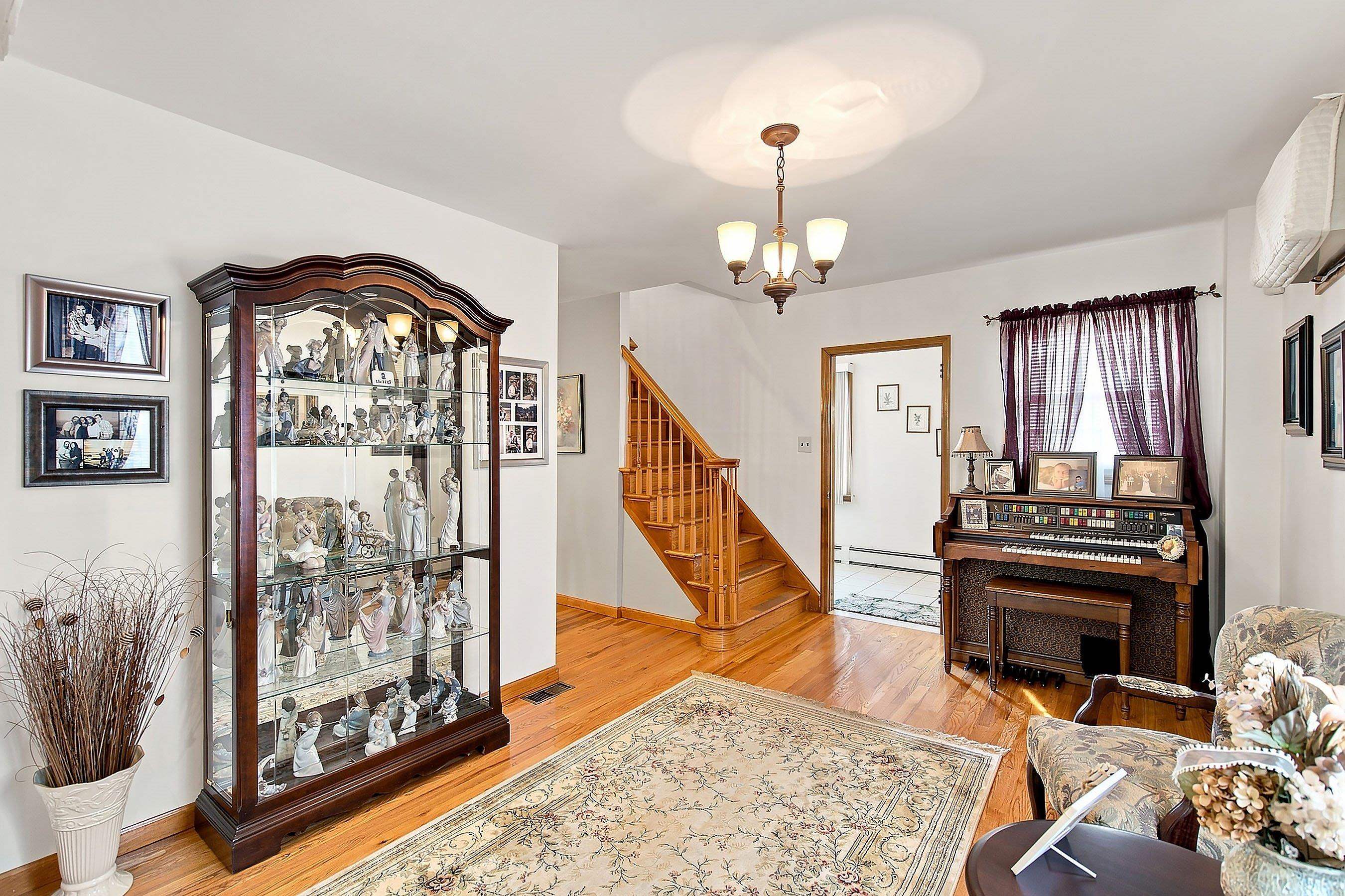 752 Forest St Property Photo 6